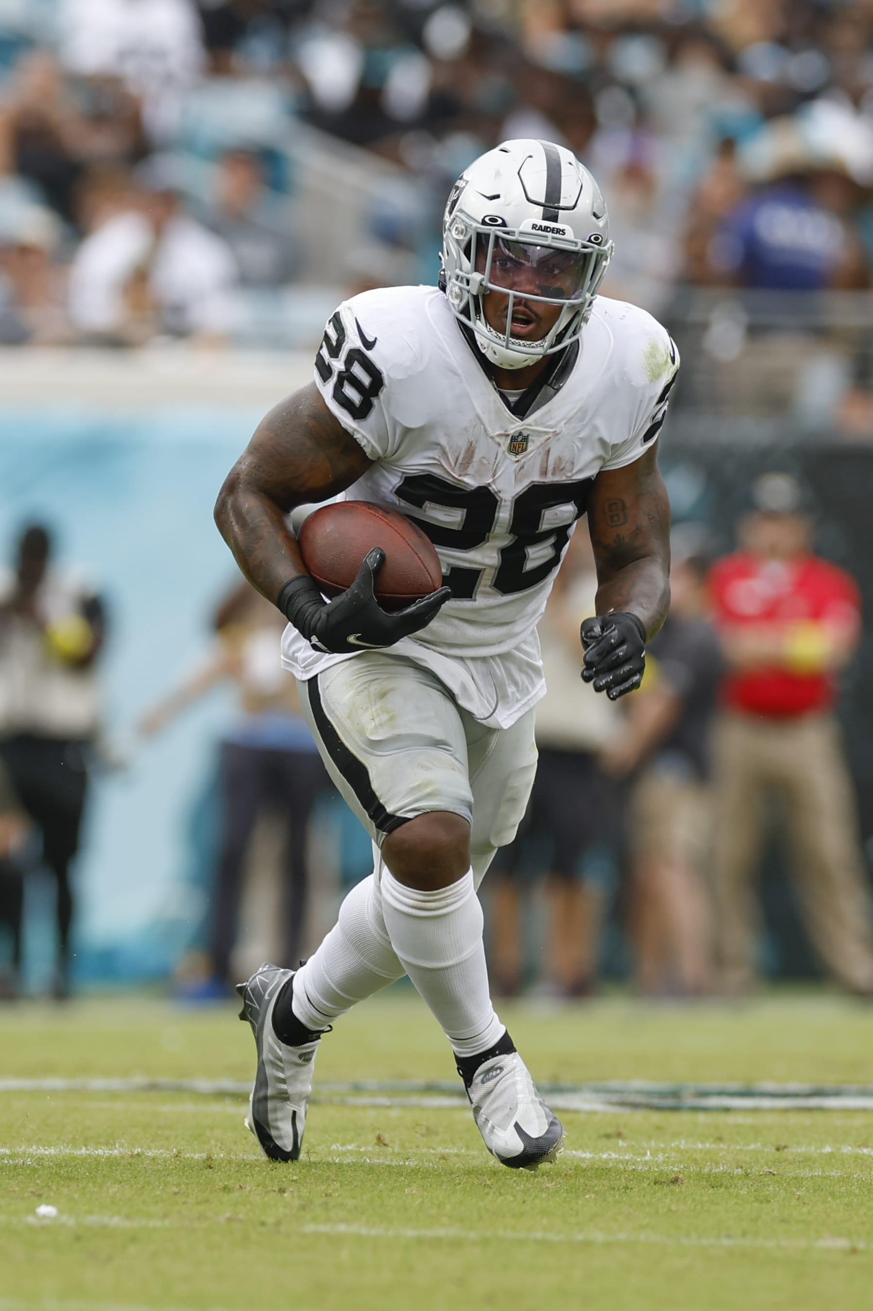 JACKSONVILLE, FL - NOVEMBER 06: Las Vegas Raiders running back Josh Jacobs (28) runs with the ball during the game between the Las Vegas Raiders and the Jacksonville Jaguars on November 6, 2022 at TIAA Bank Field in Jacksonville, Fl. (Photo by David Rosenblum/Icon Sportswire via Getty Images)