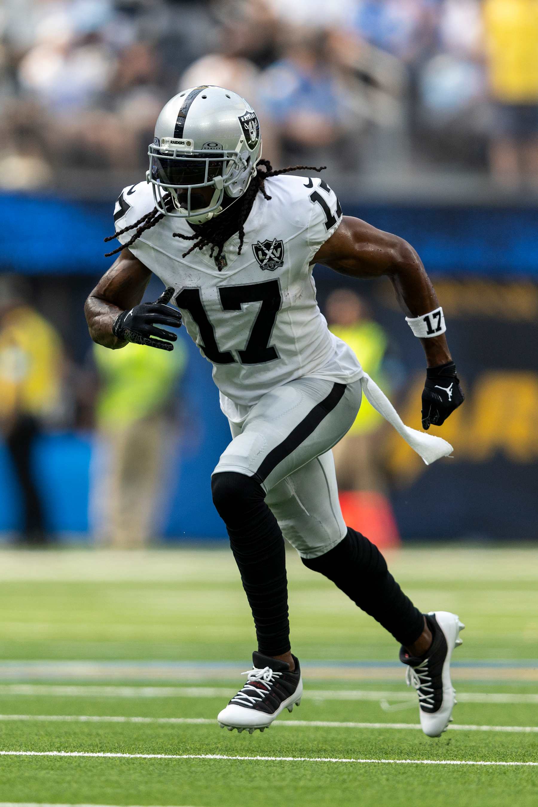 INGLEWOOD, CALIFORNIA - SEPTEMBER 08: Davante Adams #17 of the Las Vegas Raiders runs a route during an NFL football game between the Los Angeles Chargers and the Las Vegas Raiders at SoFi Stadium on September 08, 2024 in Inglewood, California. (Photo by Michael Owens/Getty Images)