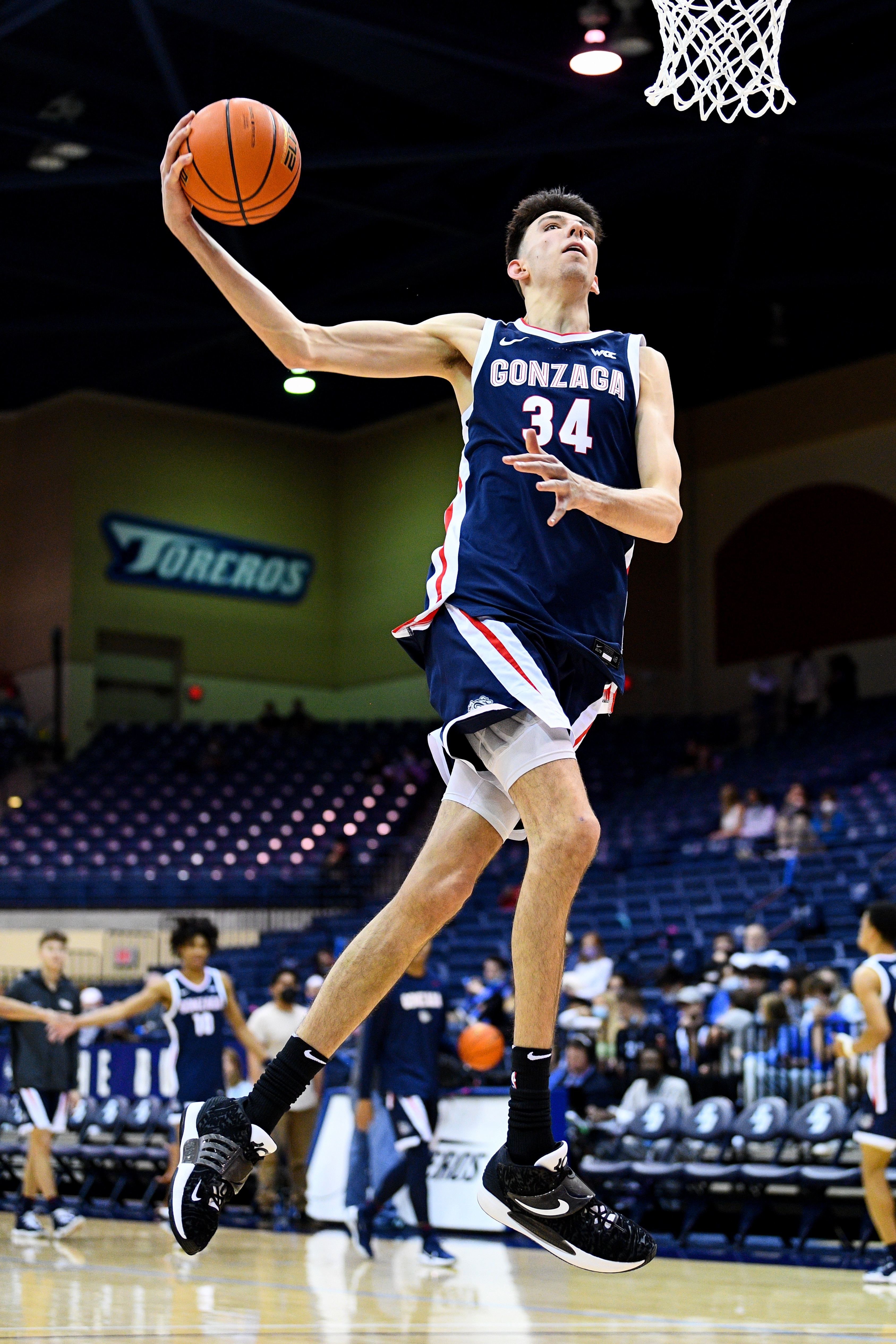 SAN DIEGO, CA - FEBRUARY 03: Gonzaga forward Chet Holmgren (34) drives to the basket before the college basketball game between the Gonzaga Bulldogs and the USD Toreros on February 3, 2022 at the Jenny Craig Pavilion in San Diego, CA. (Photo by Brian Rothmuller/Icon Sportswire via Getty Images)