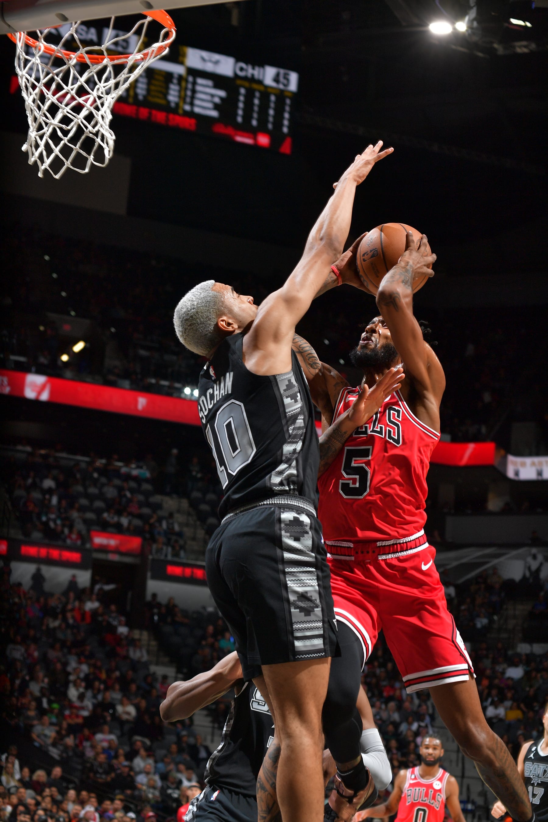 SAN ANTONIO, TX - OCTOBER 28: Derrick Jones Jr. #5 of the Chicago Bulls drives to the basket during the game against the San Antonio Spurs, Jeremy Sochan #10 of the San Antonio Spurs plays defense on October 28, 2022 at the AT&T Center in San Antonio, Texas. NOTE TO USER: User expressly acknowledges and agrees that, by downloading and or using this photograph, user is consenting to the terms and conditions of the Getty Images License Agreement. Mandatory Copyright Notice: Copyright 2022 NBAE (Photos by Michael Gonzales/NBAE via Getty Images)