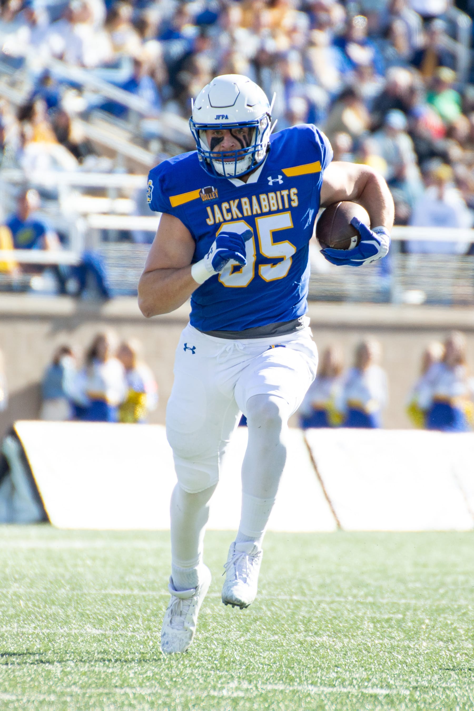 BROOKINGS, SD - OCTOBER 29: South Dakota State Jackrabbits Tight end Tucker Kraft (85) runs with the ball during the college football game between the Indiana State Sycamores and the South Dakota State Jackrabbits on October 29th, 2022, at Dana J. Dykhouse Stadium, in Brookings, South Dakota. (Photo by Bailey Hillesheim/Icon Sportswire via Getty Images)