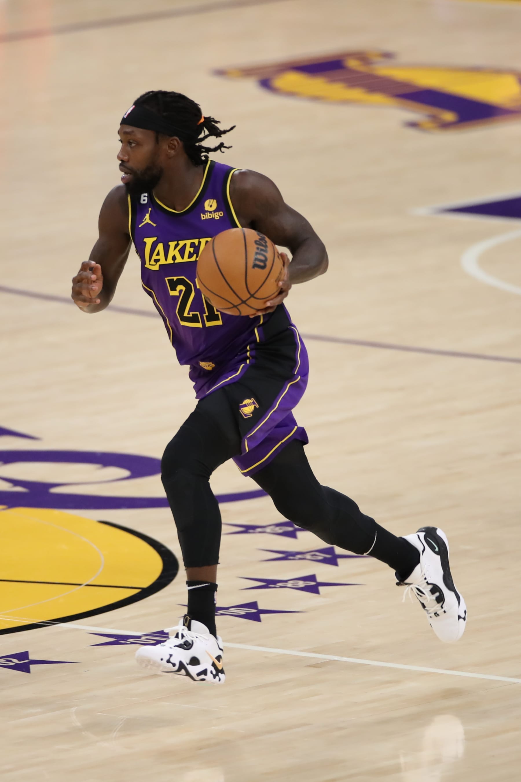 LOS ANGELES, CA - JANUARY 06: Los Angeles Lakers guard Patrick Beverley (21) during the NBA game between the  Atlanta Hawks and the Los Angeles Lakers on January 06, 2023, at Crypto.com Arena in Los Angeles, CA. (Photo by Jevone Moore/Icon Sportswire via Getty Images)