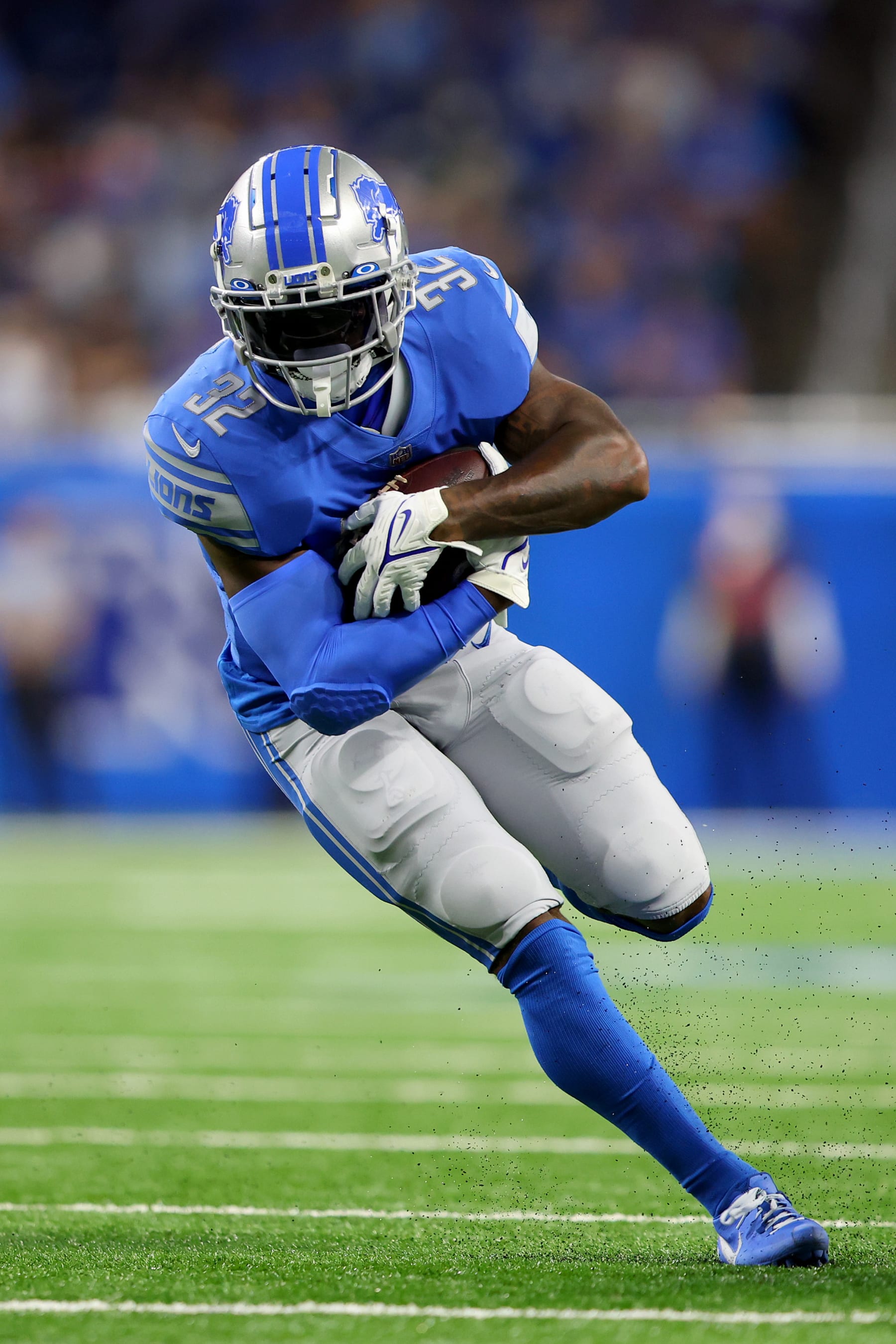 DETROIT, MICHIGAN - SEPTEMBER 11: D'Andre Swift #32 of the Detroit Lions runs with the ball during the first half against the Philadelphia Eagles at Ford Field on September 11, 2022 in Detroit, Michigan. (Photo by Rey Del Rio/Getty Images)