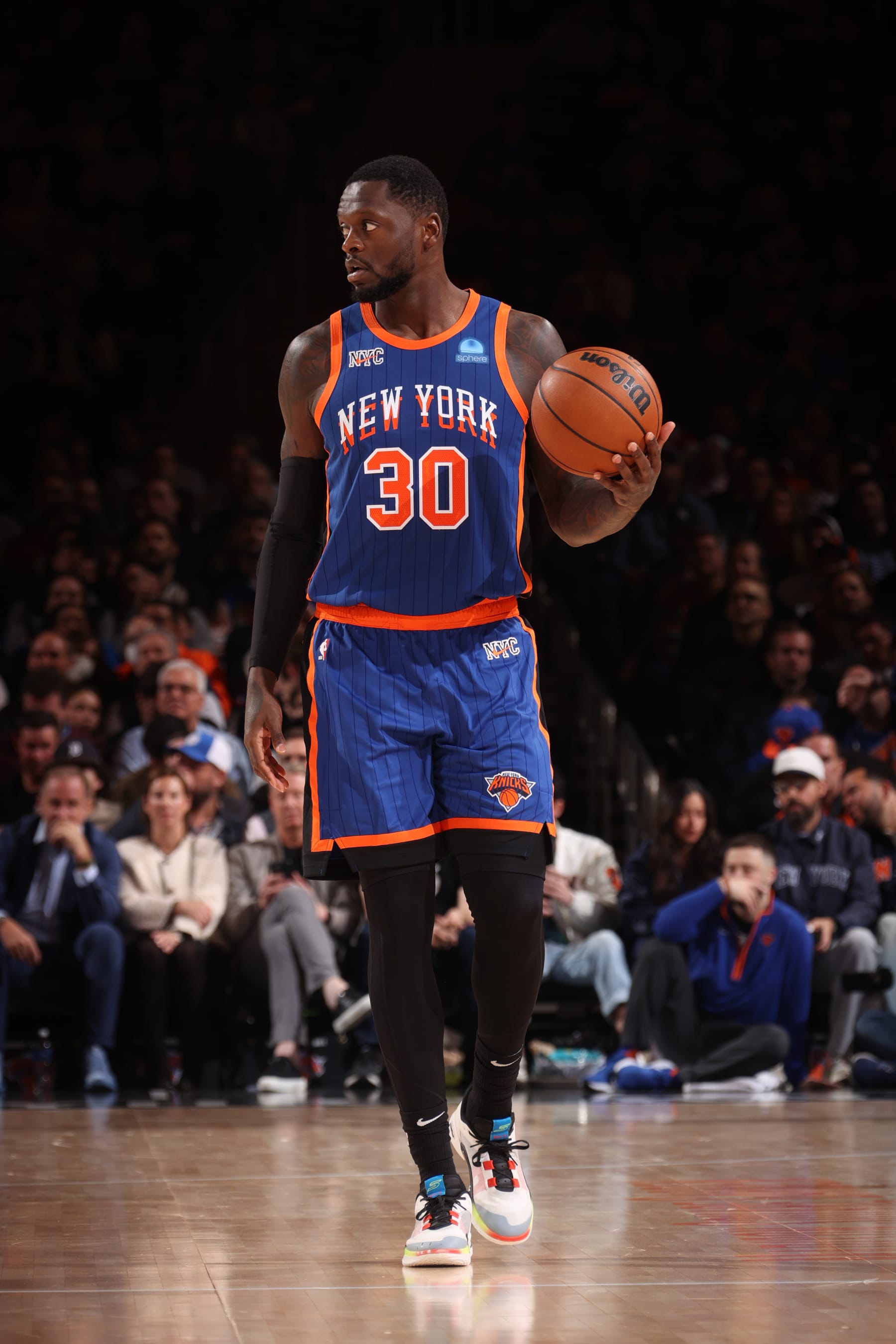 NEW YORK, NY - NOVEMBER 8: Julius Randle #30 of the New York Knicks brings the ball up court against the San Antonio Spurs on Novmeber 8, 2023 at Madison Square Garden in New York City, New York.  NOTE TO USER: User expressly acknowledges and agrees that, by downloading and or using this photograph, User is consenting to the terms and conditions of the Getty Images License Agreement. Mandatory Copyright Notice: Copyright 2023 NBAE  (Photo by Nathaniel S. Butler/NBAE via Getty Images)