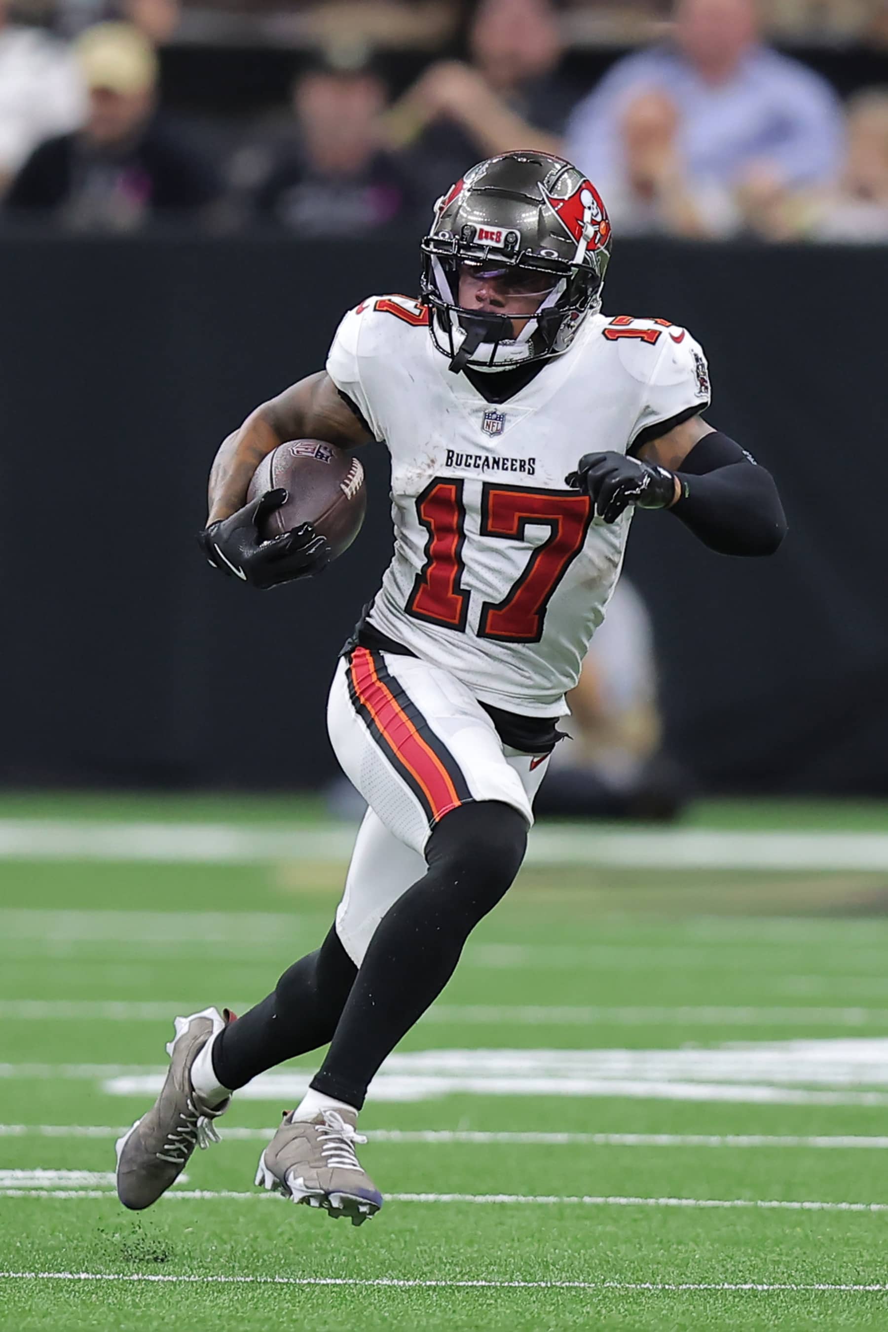NEW ORLEANS, LOUISIANA - OCTOBER 13: Sterling Shepard #17 of the Tampa Bay Buccaneers runs with the ball against the New Orleans Saints during a game at Caesars Superdome on October 13, 2024 in New Orleans, Louisiana. (Photo by Jonathan Bachman/Getty Images)