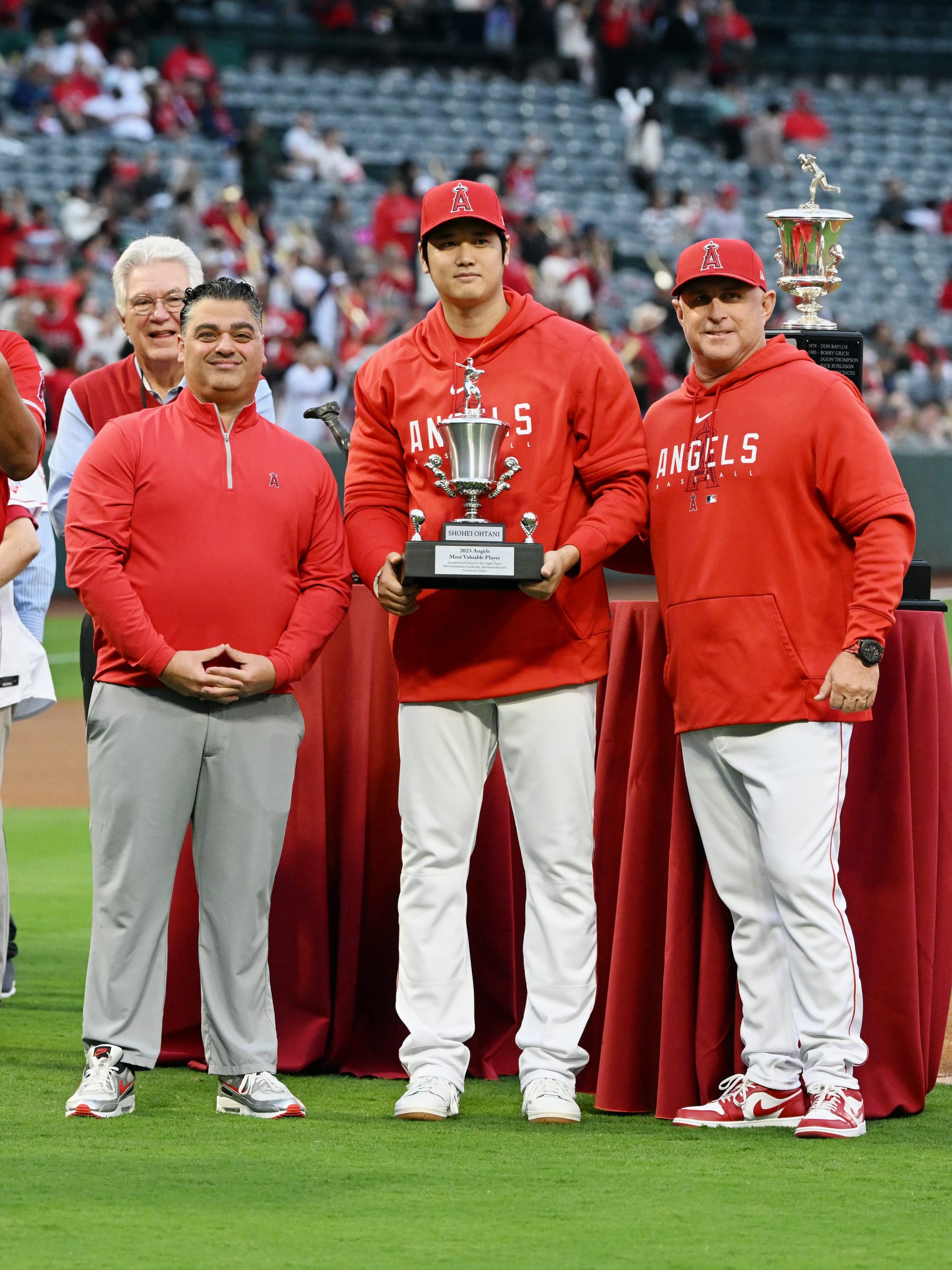 ANAHEIM, CA - SEPTEMBER 30: Los Angeles Angels designated hitter and pitcher Shohei Ohtani (17) stands on the field with the Angels team MVP Award along with General Manager Perry Minasian and Manager Phil Nevin before the start of an MLB baseball game against the Oakland Athletics played on September 30, 2023 at Angel Stadium in Anaheim, CA. (Photo by John Cordes/Icon Sportswire via Getty Images)