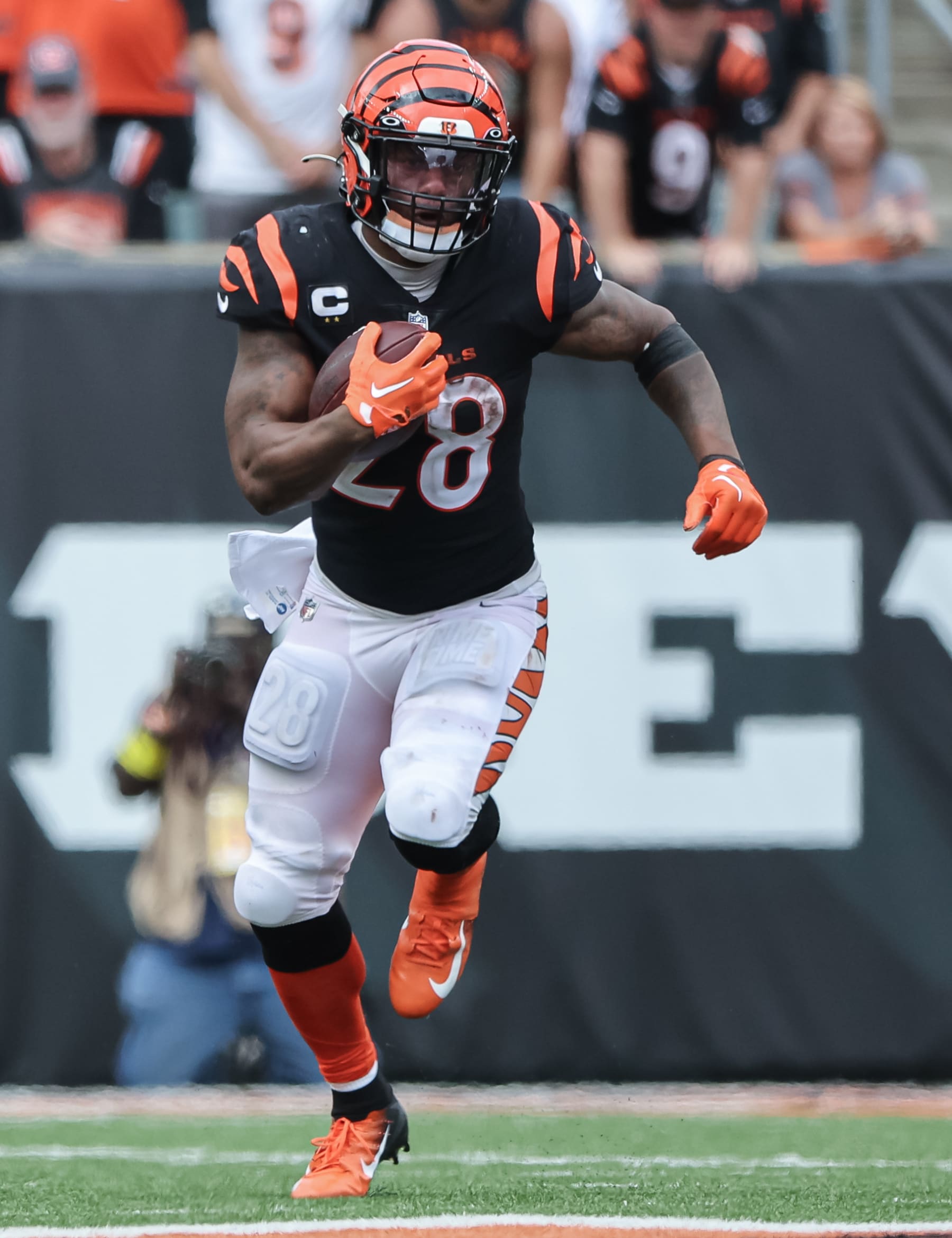 CINCINNATI, OH - SEPTEMBER 11: Joe Mixon #28 of the Cincinnati Bengals runs the ball during the game against the Pittsburgh Steelers at Paul Brown Stadium on September 11, 2022 in Cincinnati, Ohio. (Photo by Michael Hickey/Getty Images)