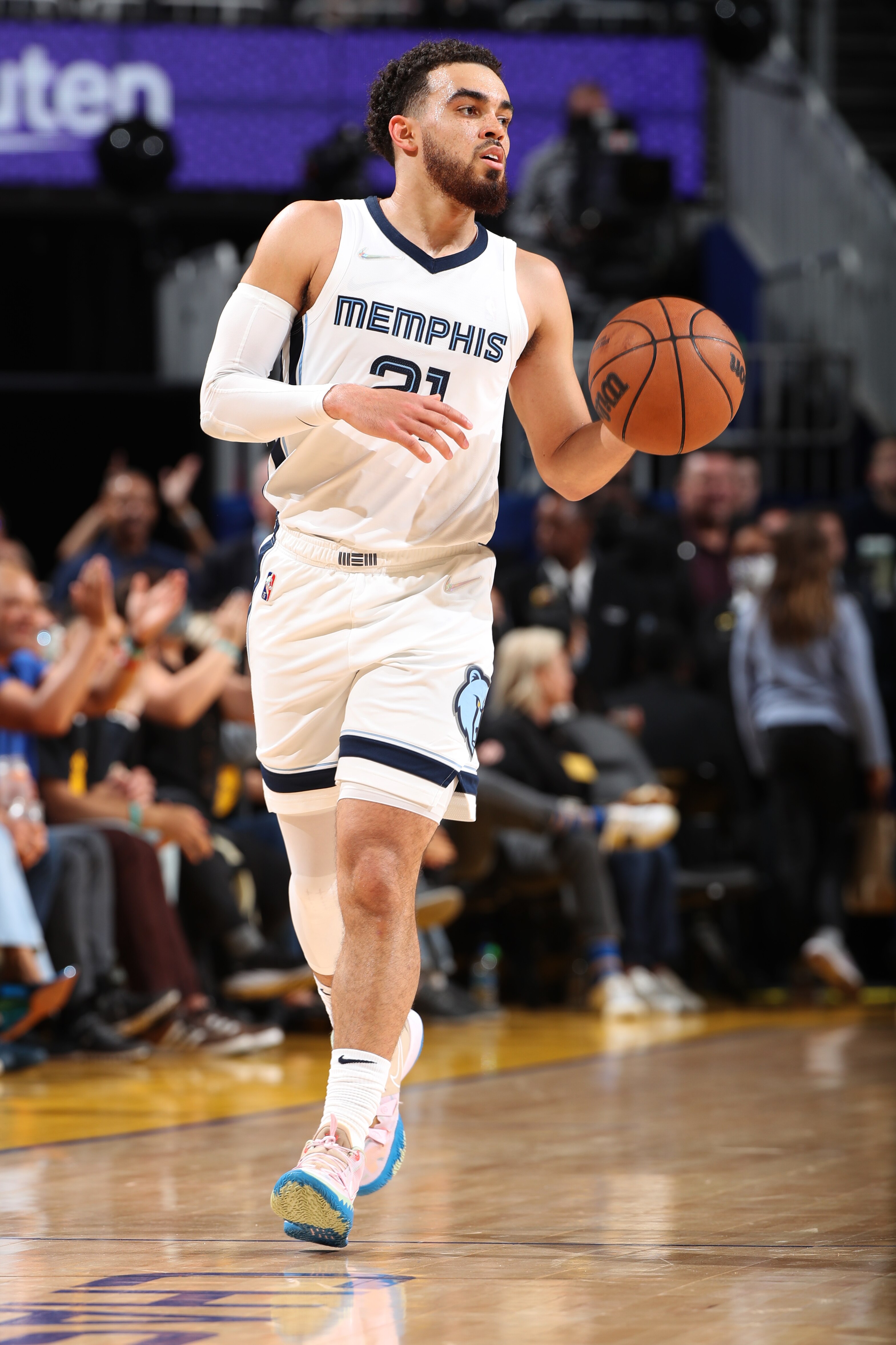 San Francisco, CA - MAY 13: Tyus Jones #21 of the Memphis Grizzlies handles the ball against the Golden State Warriors during Game 6 of the 2022 NBA Playoffs Western Conference Semifinals on May 13, 2021 at Chase Center in San Francisco, California. NOTE TO USER: User expressly acknowledges and agrees that, by downloading and or using this photograph, User is consenting to the terms and conditions of the Getty Images License Agreement. Mandatory Copyright Notice: Copyright 2021 NBAE (Photo by Joe Murphy/NBAE via Getty Images)