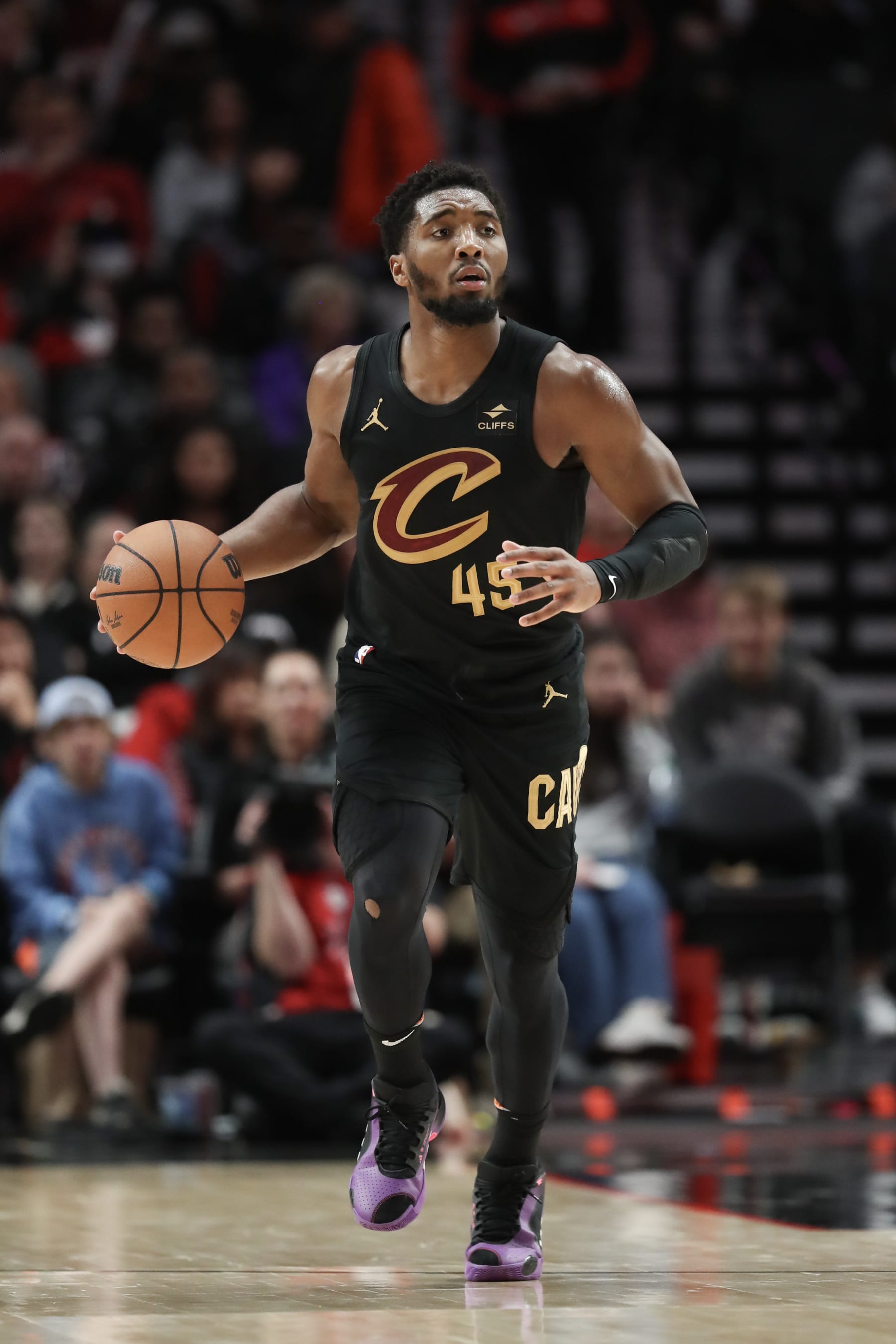 PORTLAND, OREGON - NOVEMBER 15: Donovan Mitchell #45 of the Cleveland Cavaliers brings the ball up the court against the Portland Trail Blazers during the third quarter at Moda Center on November 15, 2023 in Portland, Oregon. NOTE TO USER: User expressly acknowledges and agrees that, by downloading and or using this photograph, User is consenting to the terms and conditions of the Getty Images License Agreement. (Photo by Amanda Loman/Getty Images)