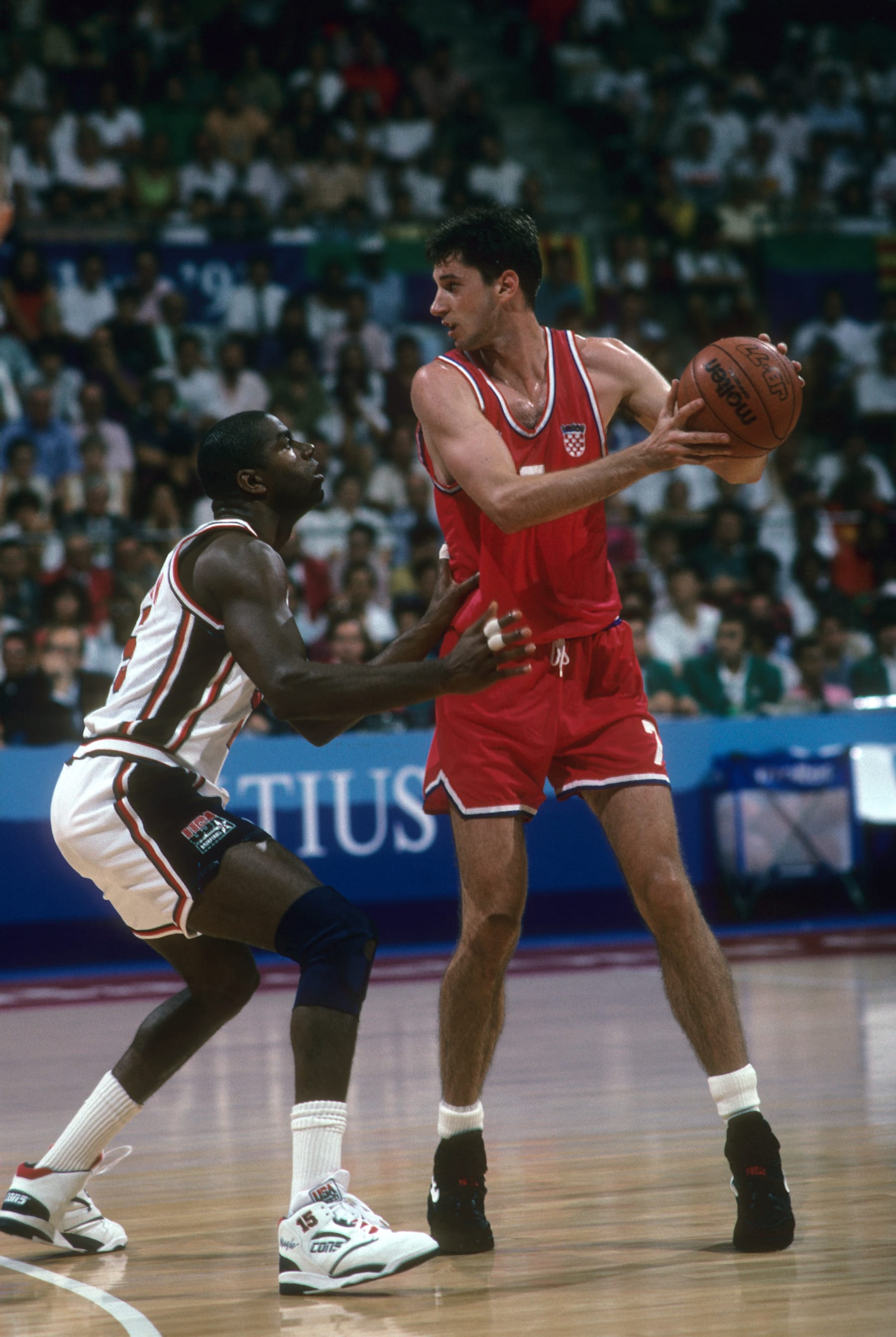 Magic Johnson and Toni KukoÄ