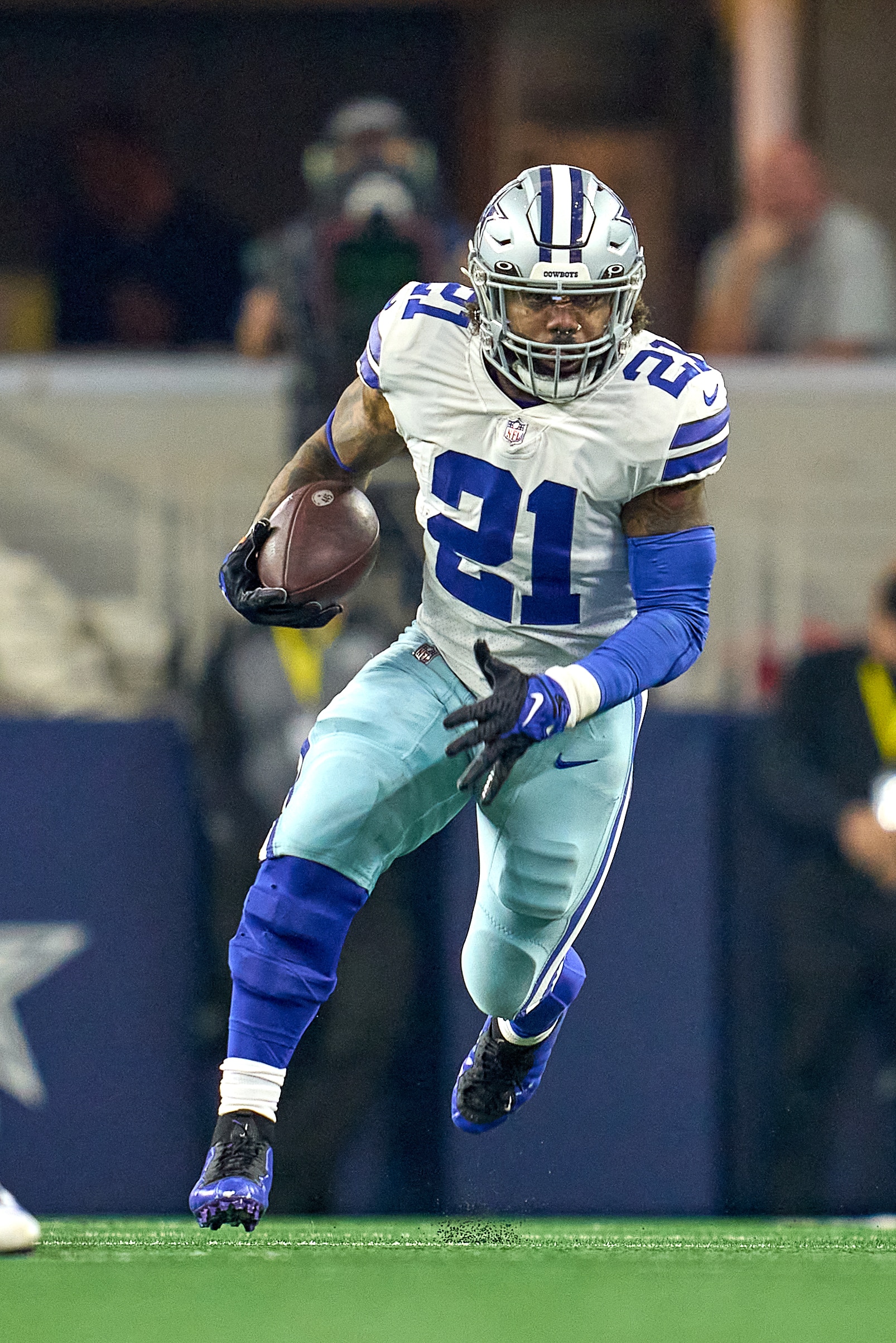 ARLINGTON, TX - JANUARY 16: Dallas Cowboys running back Ezekiel Elliott (21) runs with the football during the NFC Wild Card game between the San Francisco 49ers and the Dallas Cowboys on January 16, 2022 at AT&T Stadium in Arlington, TX. (Photo by Robin Alam/Icon Sportswire via Getty Images)