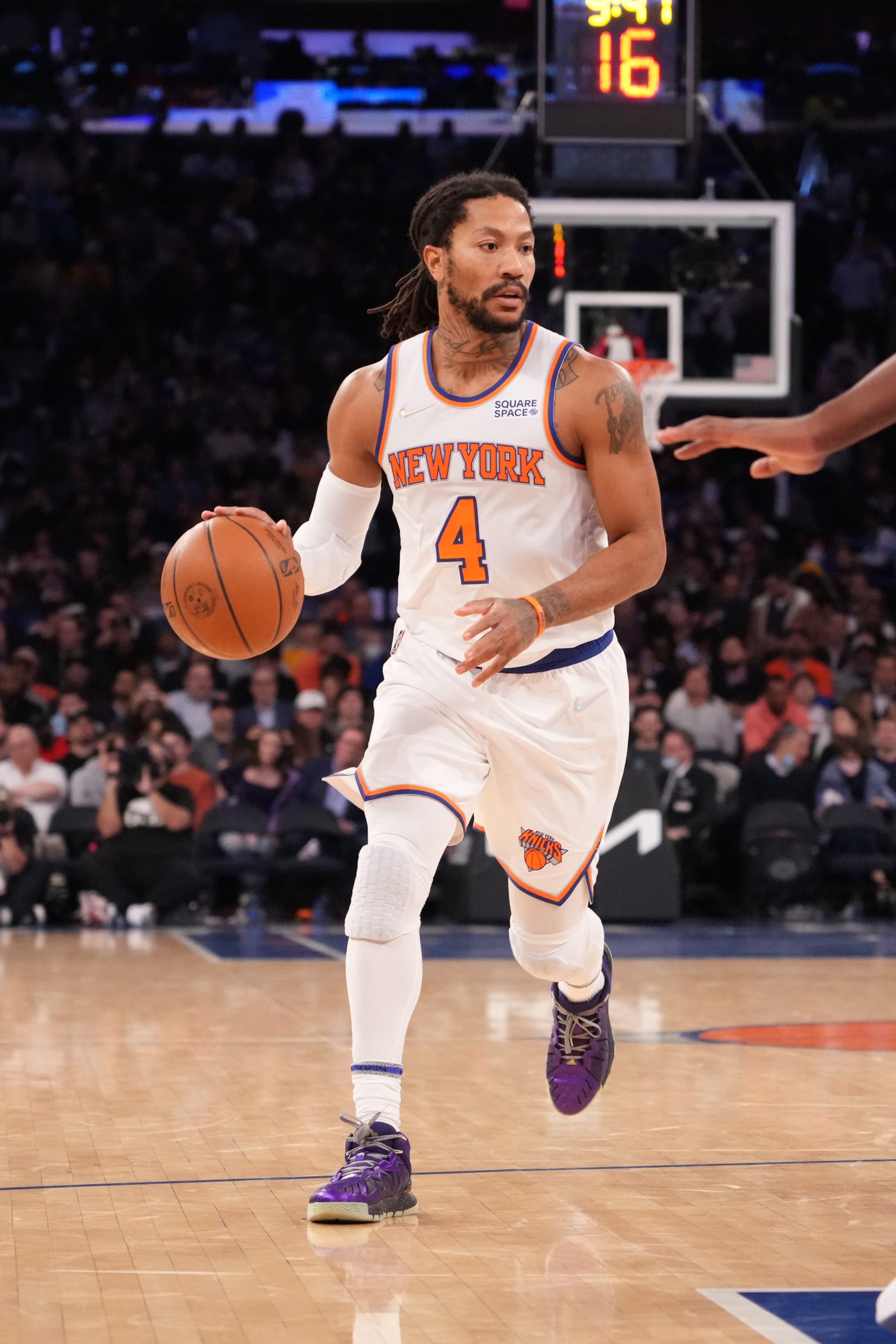 NEW YORK, NY - DECEMBER 14: Derrick Rose #4 of the New York Knicks handles the ball against the Golden State Warriors on December 14, 2021 at Madison Square Garden in New York, New York. NOTE TO USER: User expressly acknowledges and agrees that, by downloading and/or using this Photograph, user is consenting to the terms and conditions of the Getty Images License Agreement. Mandatory Copyright Notice: Copyright 2021 NBAE (Photo by Jesse D. Garrabrant/NBAE via Getty Images)