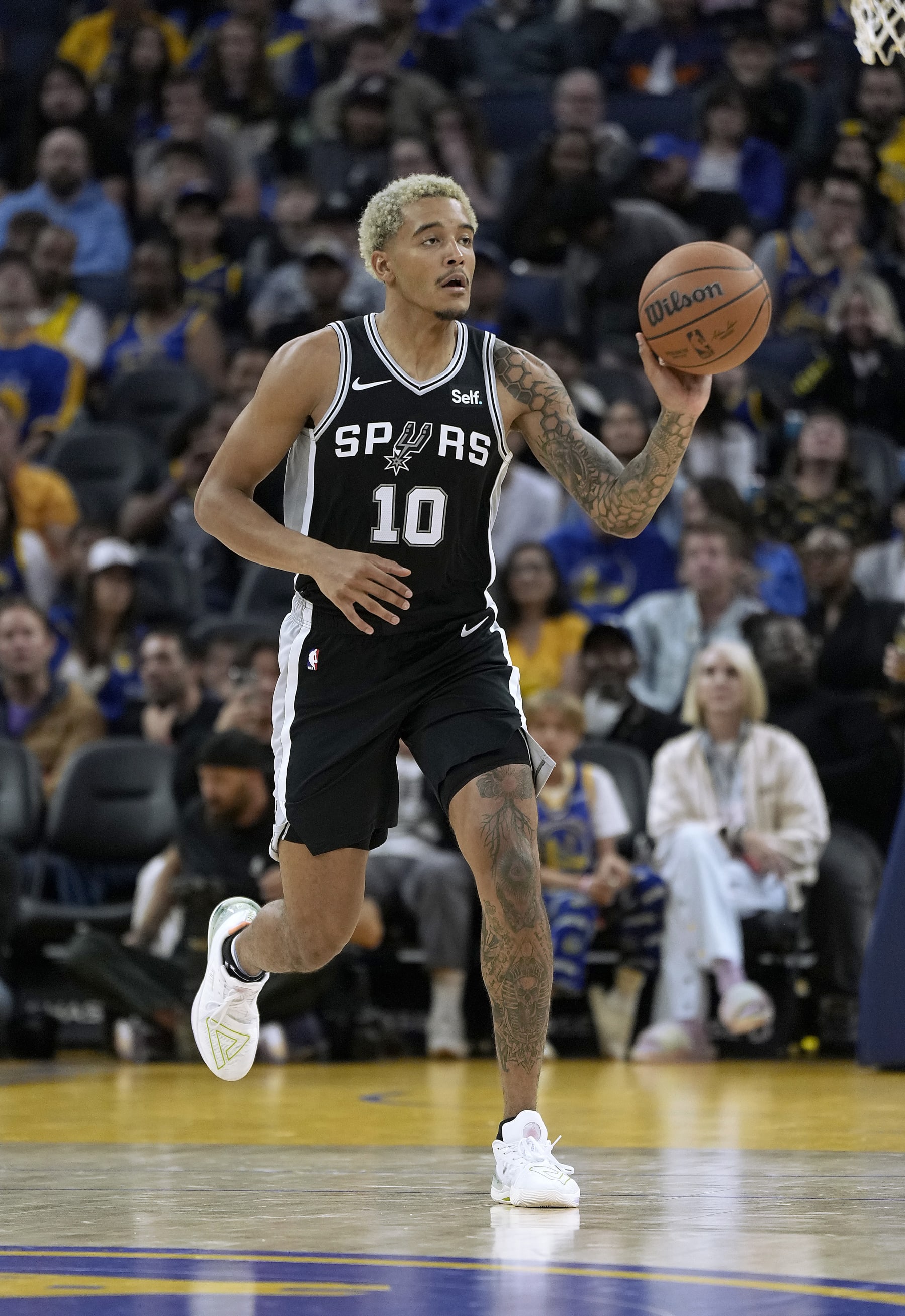 SAN FRANCISCO, CALIFORNIA - OCTOBER 20: Jeremy Sochan #10 of the San Antonio Spurs passes the ball up court against the Golden State Warriors during the first half of an NBA basketball game at Chase Center on October 20, 2023 in San Francisco, California. NOTE TO USER: User expressly acknowledges and agrees that, by downloading and or using this photograph, User is consenting to the terms and conditions of the Getty Images License Agreement. (Photo by Thearon W. Henderson/Getty Images)