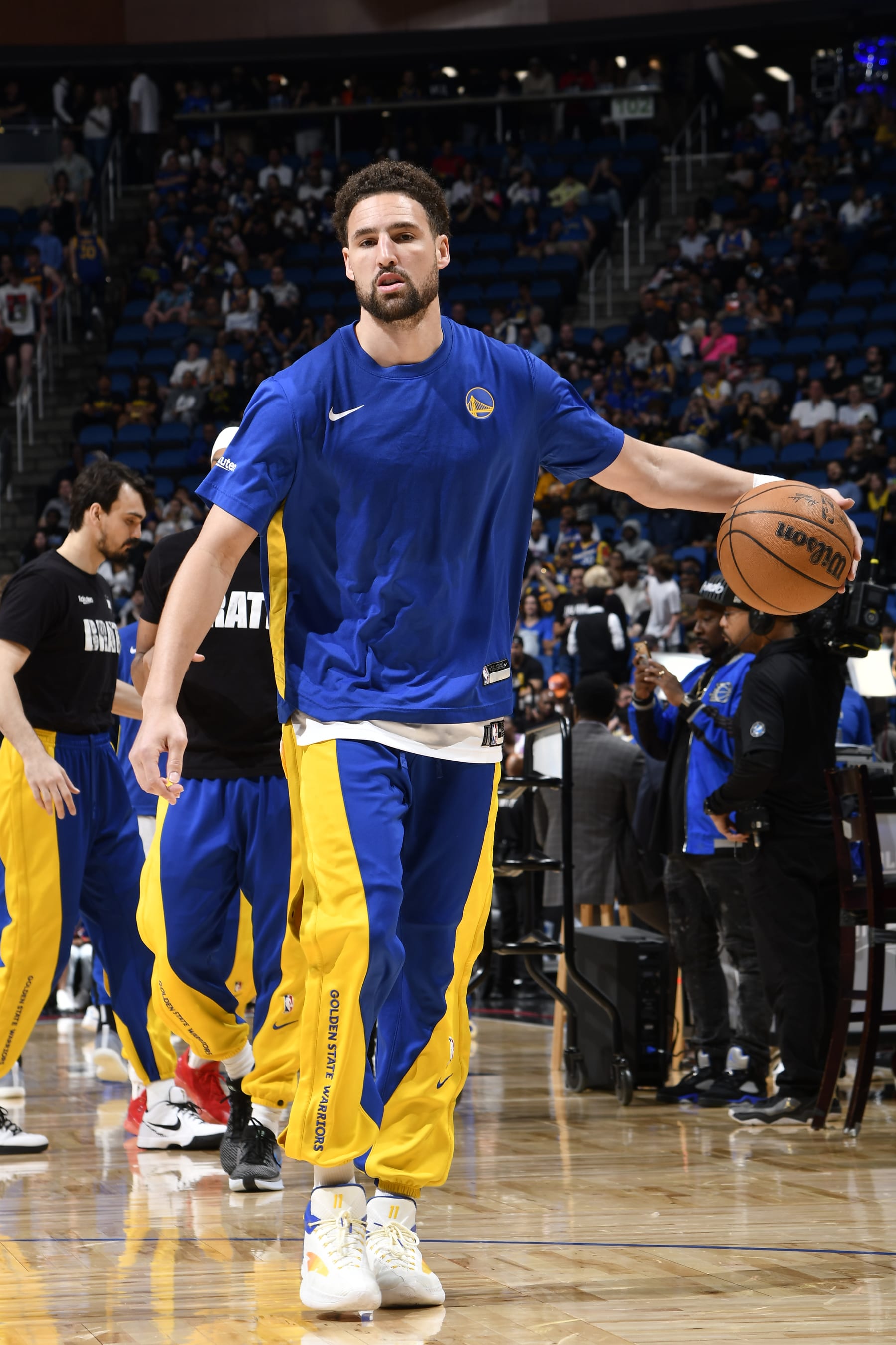 ORLANDO, FL - MARCH 27: Klay Thompson #11 of the Golden State Warriors warms up before the game against the Orlando Magic on March 27, 2024 at Amway Center in Orlando, Florida. NOTE TO USER: User expressly acknowledges and agrees that, by downloading and or using this photograph, User is consenting to the terms and conditions of the Getty Images License Agreement. Mandatory Copyright Notice: Copyright 2024 NBAE (Photo by Fernando Medina/NBAE via Getty Images)