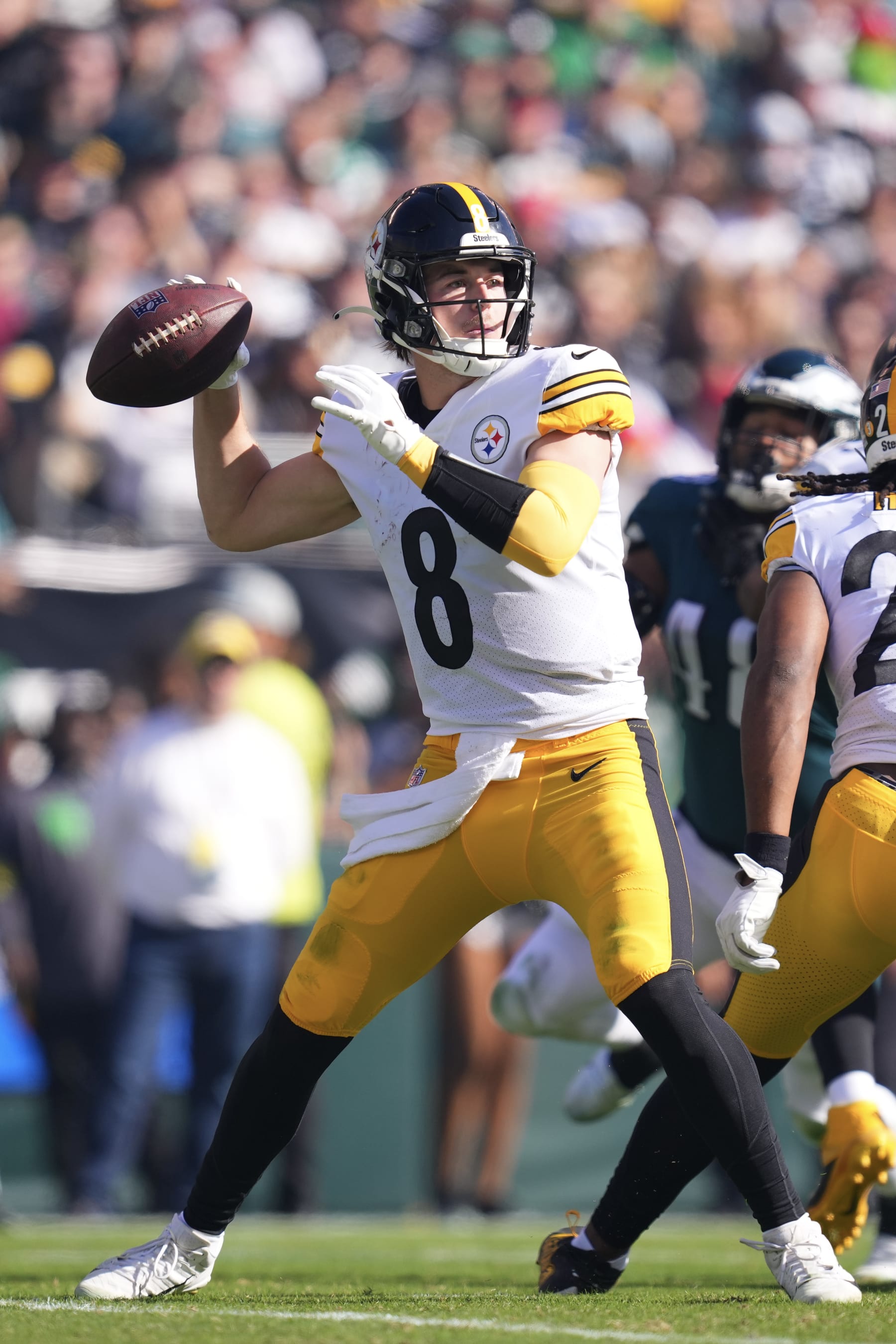 PHILADELPHIA, PA - OCTOBER 30: Kenny Pickett #8 of the Pittsburgh Steelers passes the ball against the Philadelphia Eagles at Lincoln Financial Field on October 30, 2022 in Philadelphia, Pennsylvania. (Photo by Mitchell Leff/Getty Images)
