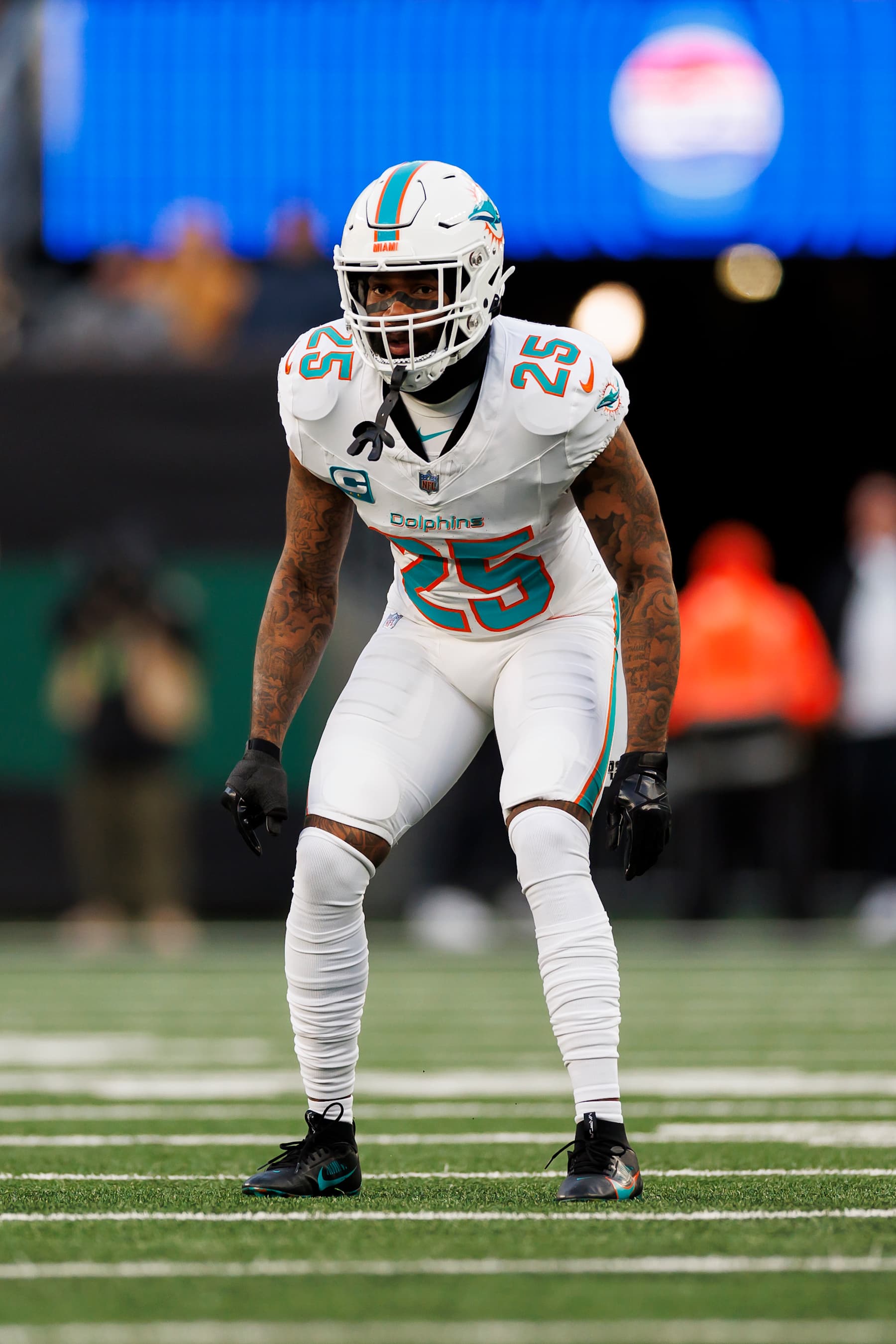 EAST RUTHERFORD, NEW JERSEY - NOVEMBER 24: Xavien Howard #25 of the Miami Dolphins defends in coverage during an NFL football game against the New York Jets at MetLife Stadium on November 24, 2023 in East Rutherford, New Jersey. (Photo by Ryan Kang/Getty Images)