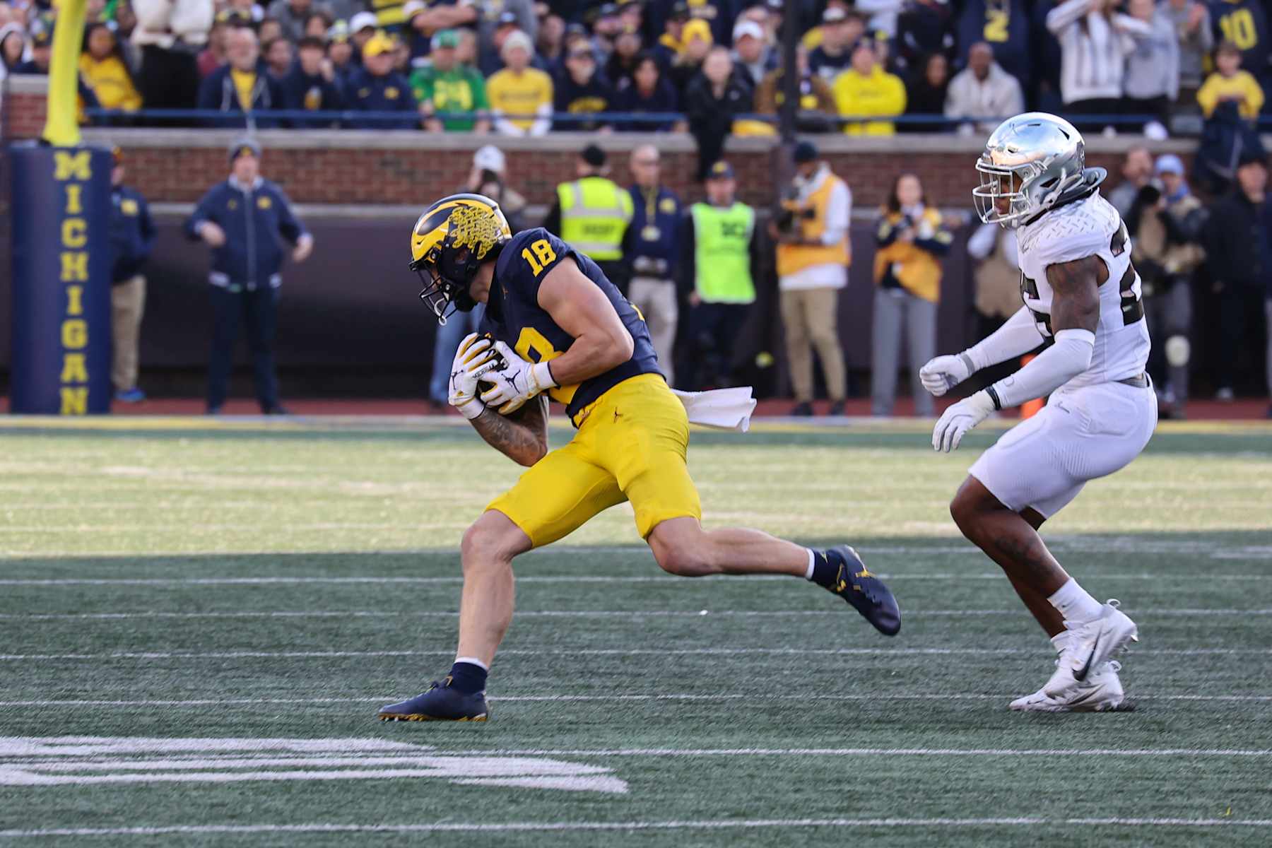 ANN ARBOR, MI - NOVEMBER 02:  Michigan Wolverines tight end Colston Loveland (18) runs with the ball after catching a pass during the second quarter of a Big Ten Conference college football game between the Oregon Ducks and the Michigan Wolverines on November 2, 2024 at Michigan Stadium in Ann Arbor, Michigan.  (Photo by Scott W. Grau/Icon Sportswire via Getty Images)