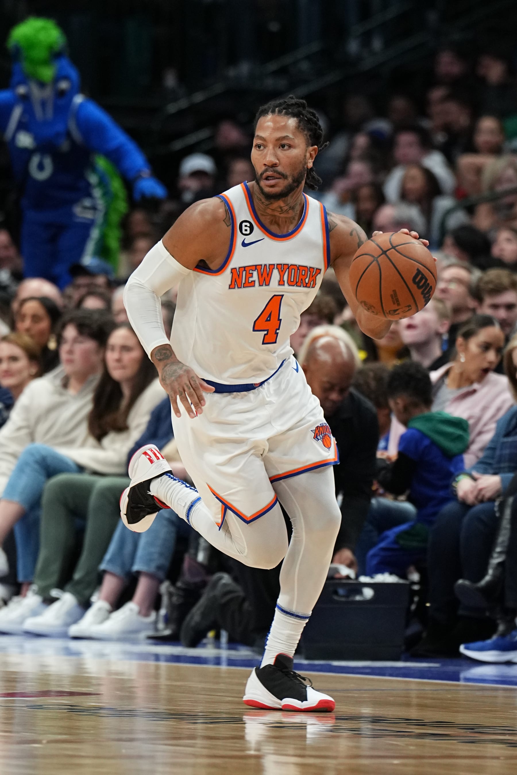 DALLAS, TX - DECEMBER 27: Derrick Rose #4 of the New York Knicks drives to the basket during the game against the Dallas Mavericks on December 27, 2022 at the American Airlines Center in Dallas, Texas. NOTE TO USER: User expressly acknowledges and agrees that, by downloading and or using this photograph, User is consenting to the terms and conditions of the Getty Images License Agreement. Mandatory Copyright Notice: Copyright 2022 NBAE (Photo by Glenn James/NBAE via Getty Images)