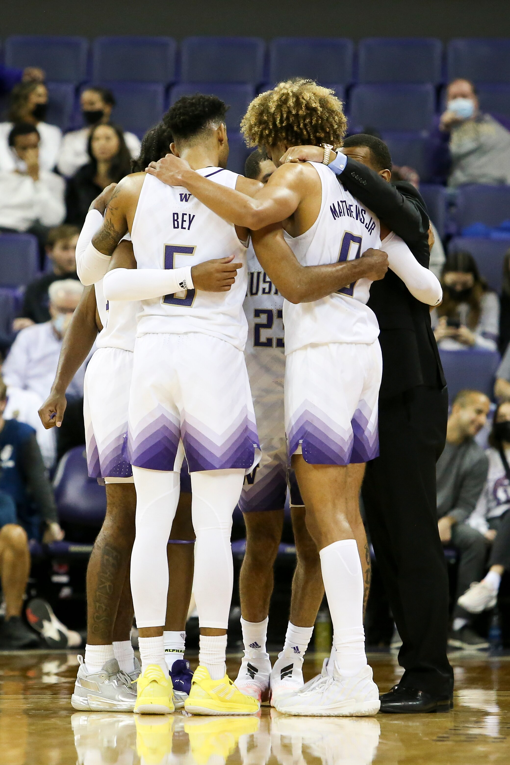 SEATTLE, WA - NOVEMBER 15: Washington Huskies huddle during a college basketball game between the Texas Southern Tigers and the Washington Huskies on November 15, 2021, at Hec Edmundson Pavilion in Seattle, WA. (Photo by Jacob Snow/Icon Sportswire via Getty Images)