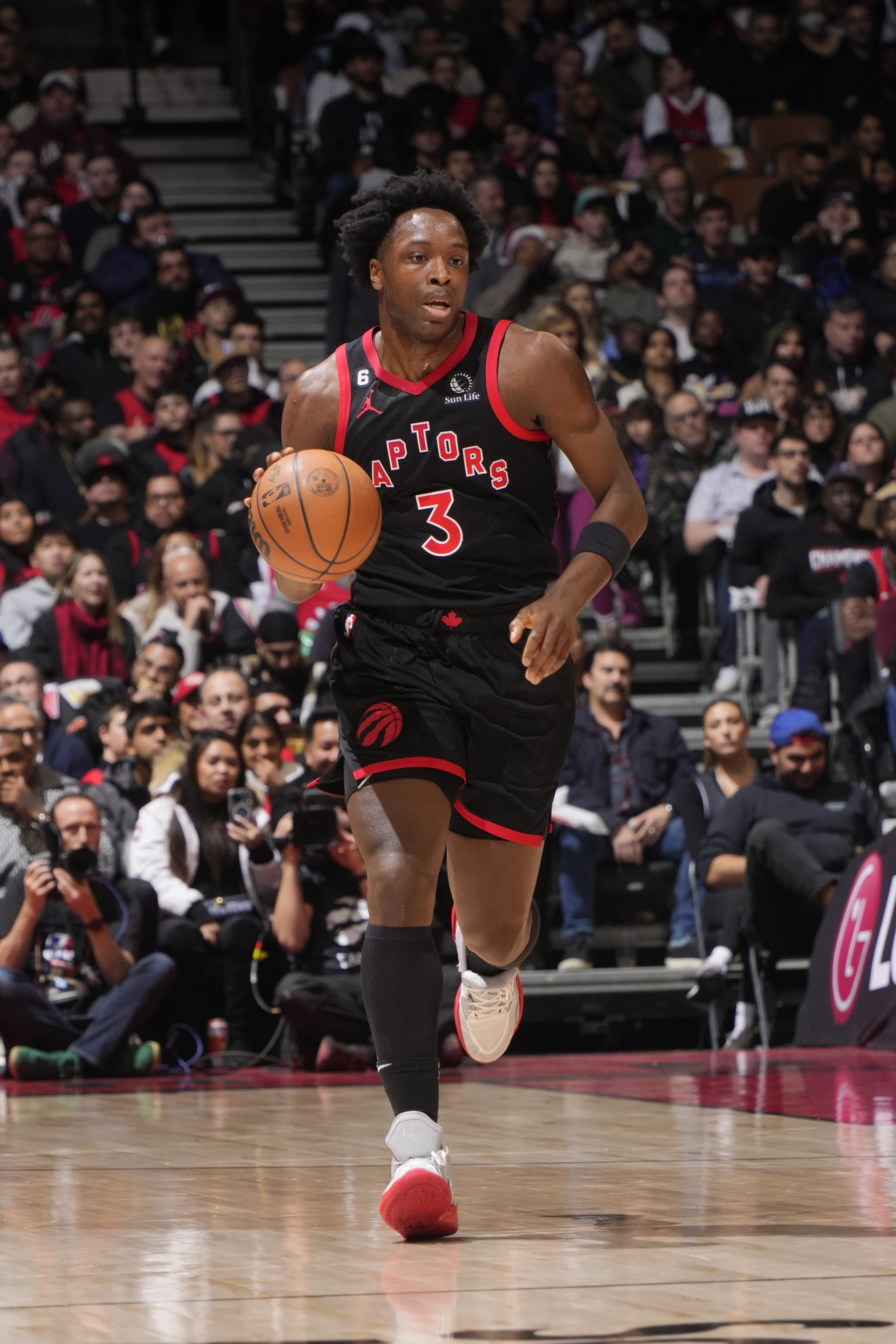 TORONTO, CANADA - DECEMBER 29: OG Anunoby #3 of the Toronto Raptors dribbles the ball during the game against the Memphis Grizzlies on December 29, 2022 at the Scotiabank Arena in Toronto, Ontario, Canada.  NOTE TO USER: User expressly acknowledges and agrees that, by downloading and or using this Photograph, user is consenting to the terms and conditions of the Getty Images License Agreement.  Mandatory Copyright Notice: Copyright 2022 NBAE (Photo by Mark Blinch/NBAE via Getty Images)