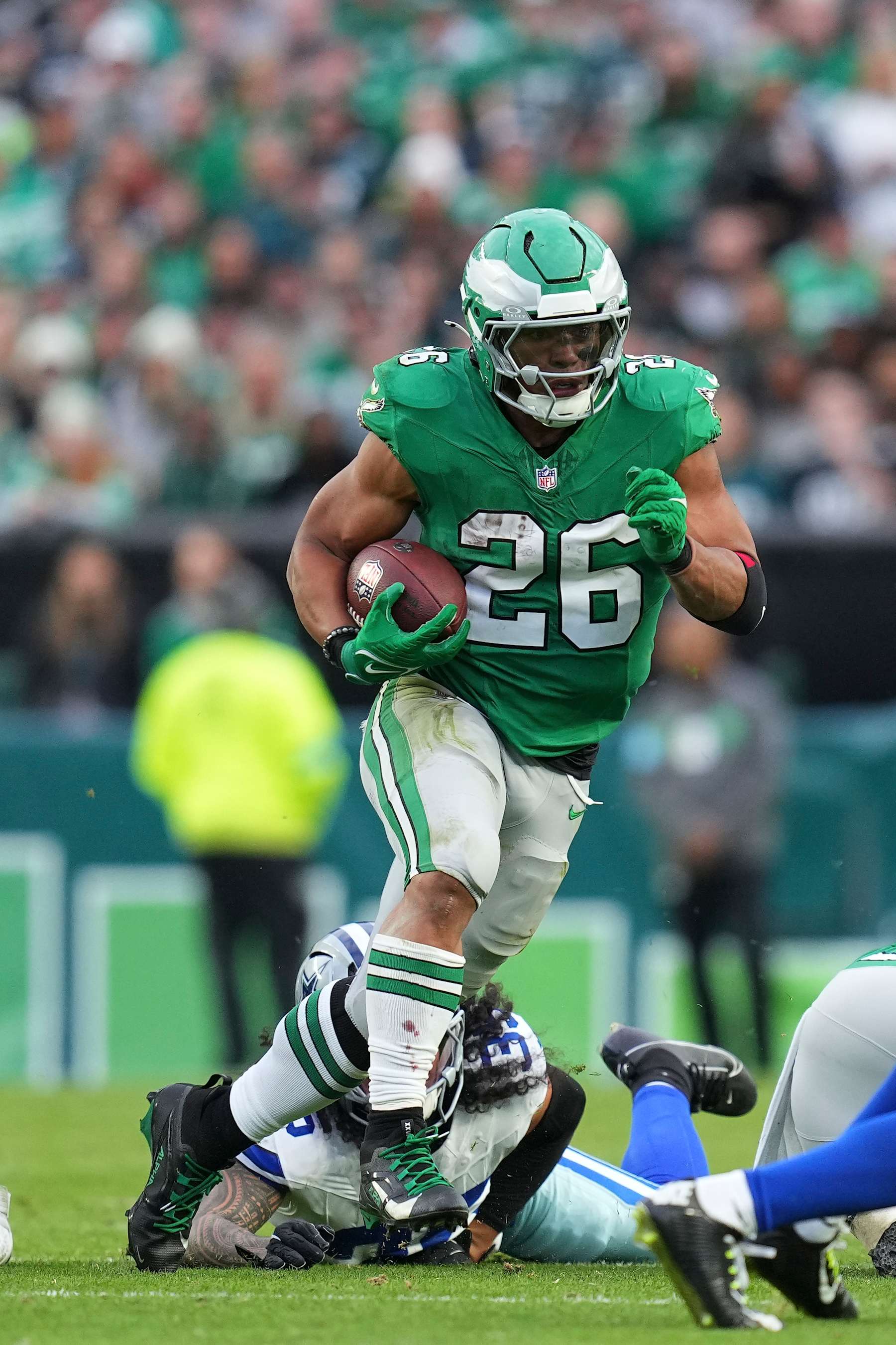 PHILADELPHIA, PENNSYLVANIA - DECEMBER 29: Saquon Barkley #26 of the Philadelphia Eagles runs the ball against the Dallas Cowboys at Lincoln Financial Field on December 29, 2024 in Philadelphia, Pennsylvania. (Photo by Mitchell Leff/Getty Images)