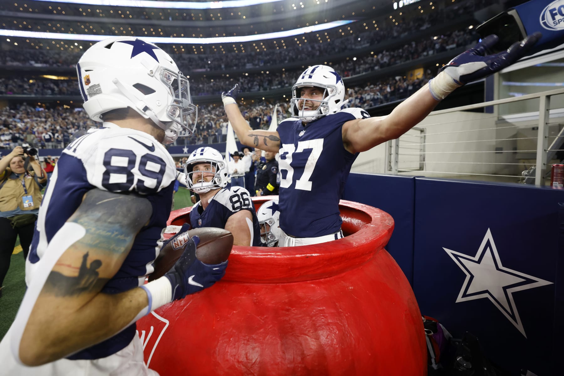 ARLINGTON, TEXAS - NOVEMBER 24: Peyton Hendershot #89 of the Dallas Cowboys celebrates a touchdown with Jake Ferguson #87 and Dalton Schultz #86 during the second half in the game against the New York Giants at AT&T Stadium on November 24, 2022 in Arlington, Texas. (Photo by Wesley Hitt/Getty Images)
