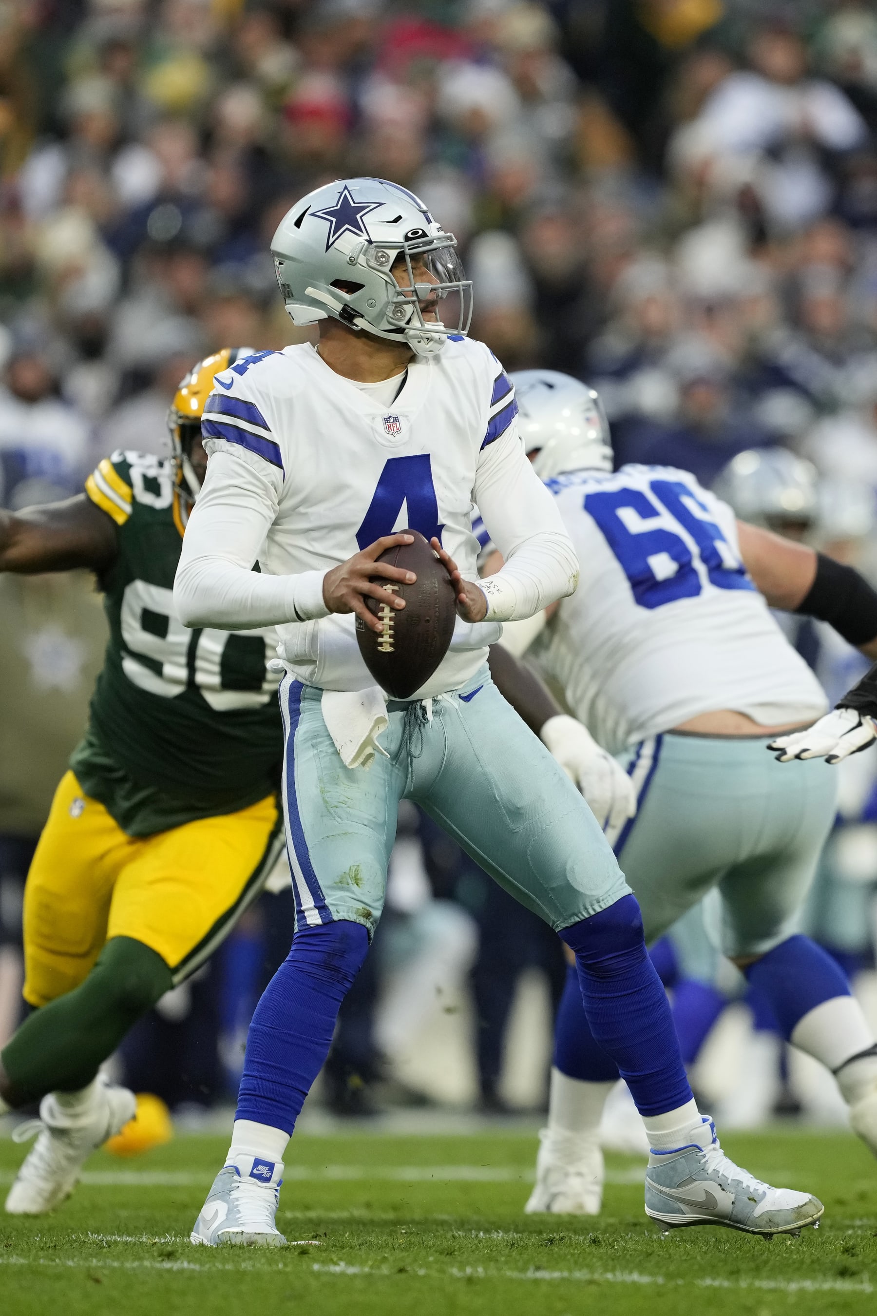GREEN BAY, WISCONSIN - NOVEMBER 13: Dak Prescott #4 of the Dallas Cowboys throws a pass against the Green Bay Packers in the first quarter at Lambeau Field on November 13, 2022 in Green Bay, Wisconsin. (Photo by Patrick McDermott/Getty Images)