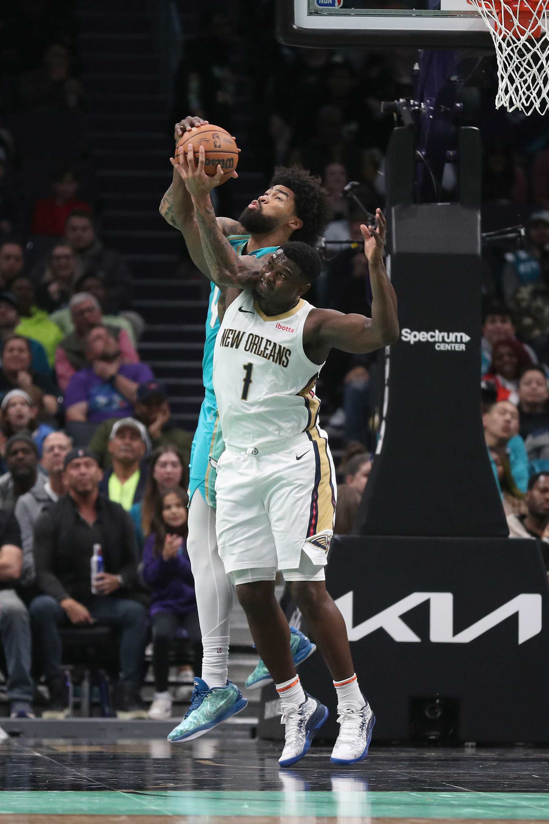 CHARLOTTE, NC - DECEMBER 15:  Zion Williamson #1 of the New Orleans Pelicans and Nick Richards #4 of the Charlotte Hornets battle for a rebound during the game on December 15, 2023 at Spectrum Center in Charlotte, North Carolina. NOTE TO USER: User expressly acknowledges and agrees that, by downloading and or using this photograph, User is consenting to the terms and conditions of the Getty Images License Agreement.  Mandatory Copyright Notice:  Copyright 2023 NBAE (Photo by Brock Williams-Smith/NBAE via Getty Images)