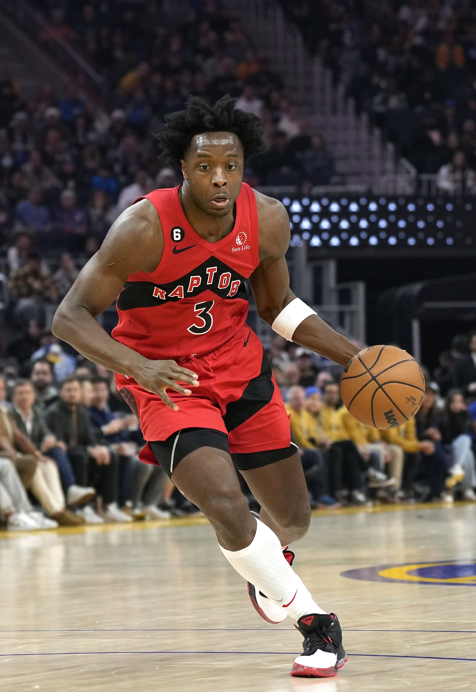 SAN FRANCISCO, CALIFORNIA - JANUARY 27: O.G. Anunoby #3 of the Toronto Raptors dribbling the ball drives towards the basket against the Golden State Warriors during the first quarter of an NBA basketball game at Chase Center on January 27, 2023 in San Francisco, California. NOTE TO USER: User expressly acknowledges and agrees that, by downloading and or using this photograph, User is consenting to the terms and conditions of the Getty Images License Agreement. (Photo by Thearon W. Henderson/Getty Images)