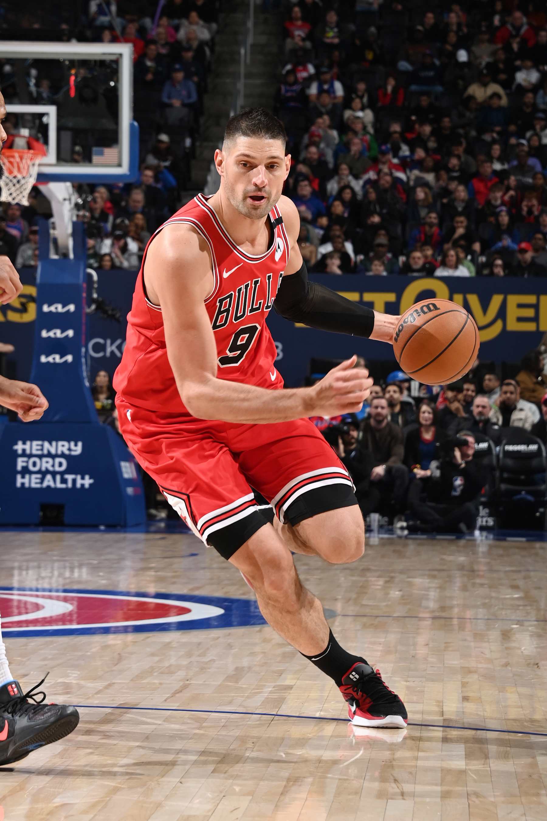 DETROIT, MI - FEBRUARY 2: Nikola Vucevic #9 of the Chicago Bulls drives to the basket during the game against the Detroit Pistons on February 2, 2025 at Little Caesars Arena in Detroit, Michigan. NOTE TO USER: User expressly acknowledges and agrees that, by downloading and/or using this photograph, User is consenting to the terms and conditions of the Getty Images License Agreement. Mandatory Copyright Notice: Copyright 2025 NBAE (Photo by Chris Schwegler/NBAE via Getty Images)