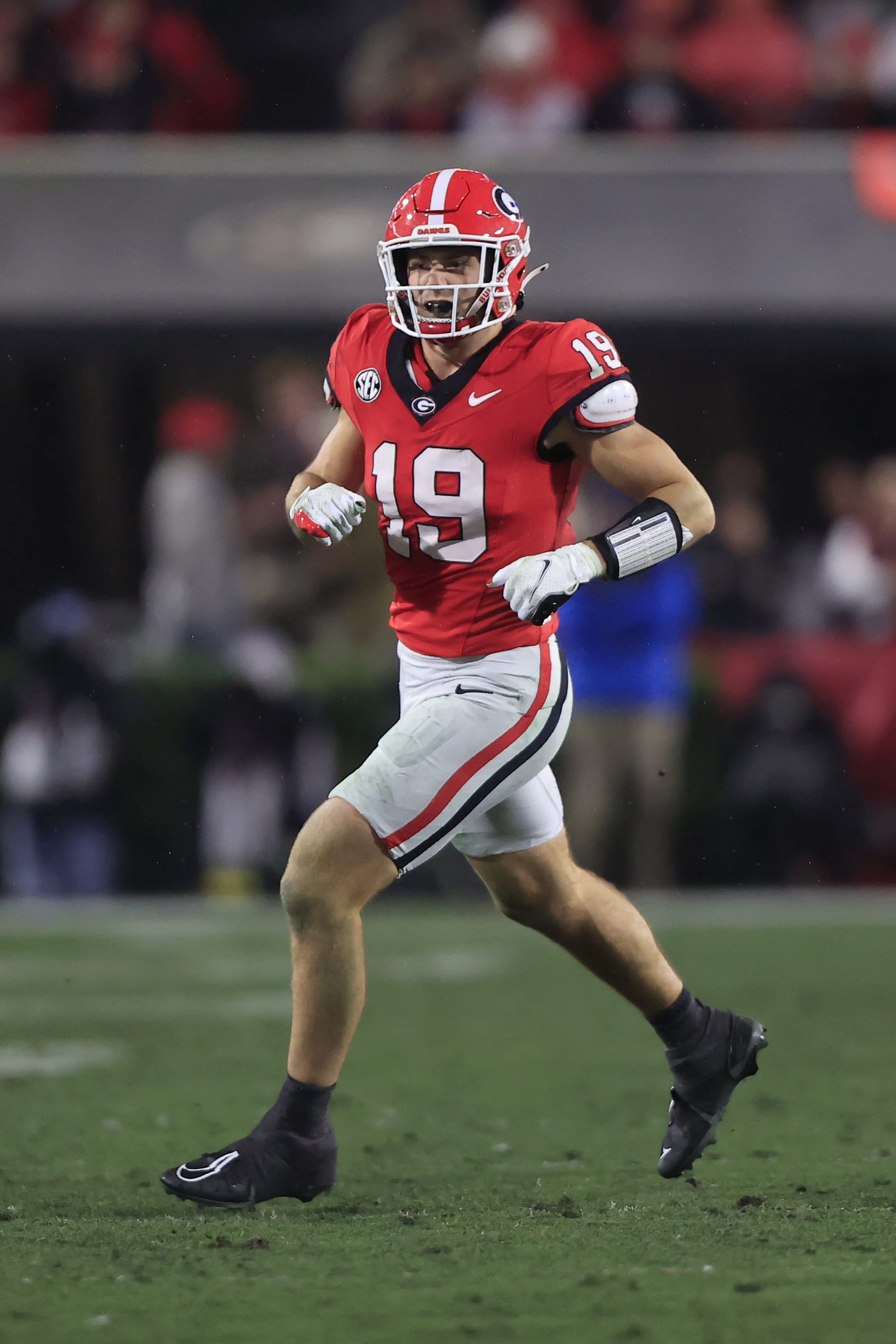 ATHENS, GA - NOVEMBER 11: Georgia Bulldogs tight end Brock Bowers (19) during the Saturday evening college football game between the Georgia Bulldogs and the Mississippi Rebels on November 11, 2023 at Sanford Stadium in Athens, GA.  (Photo by David J. Griffin/Icon Sportswire via Getty Images)
