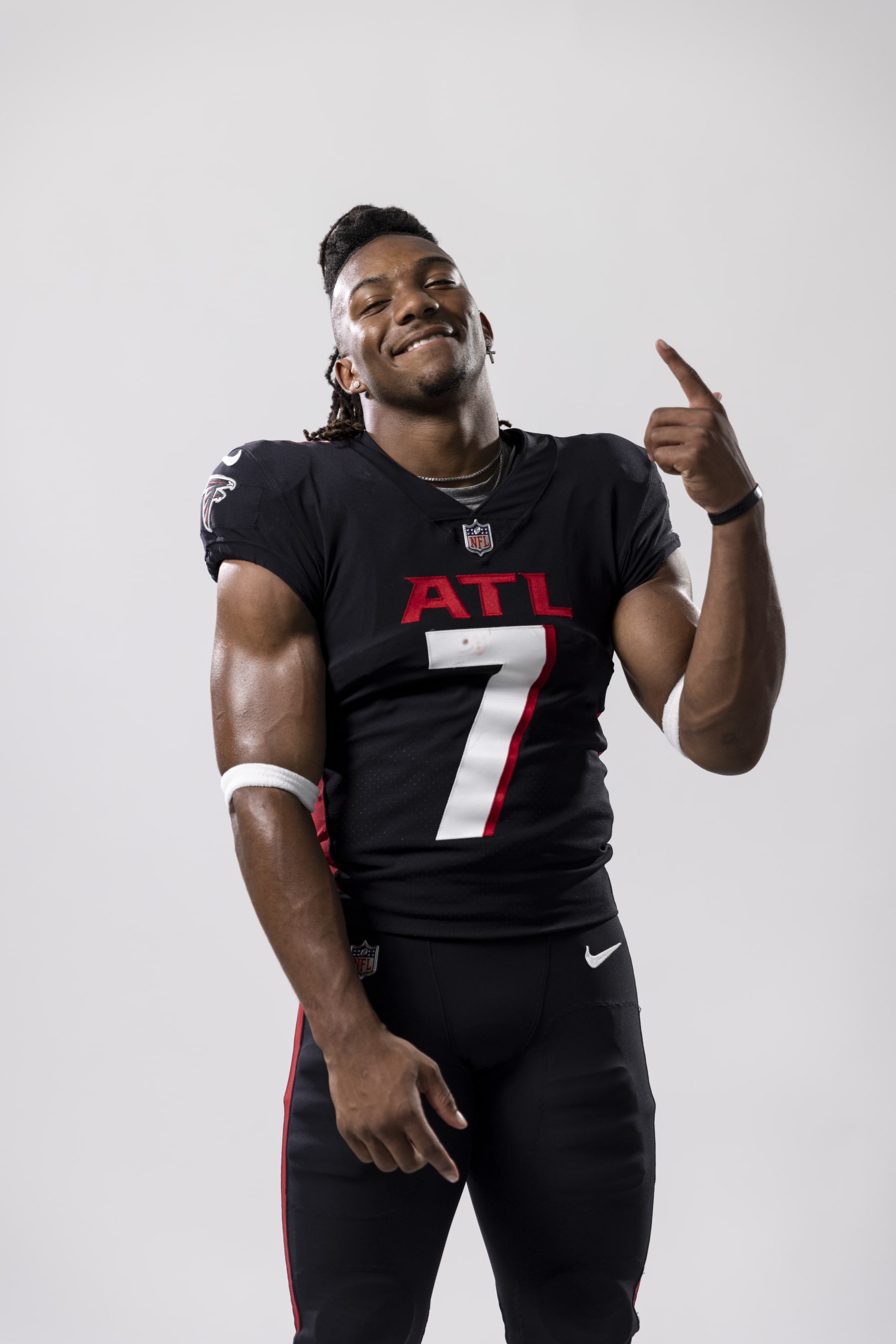 LOS ANGELES, CALIFORNIA - MAY 20: Bijan Robinson #7 of the Atlanta Falcons poses for a portrait during the NFLPA Rookie Premiere on May 20, 2023 in Los Angeles, California. (Photo by Michael Owens/Getty Images)