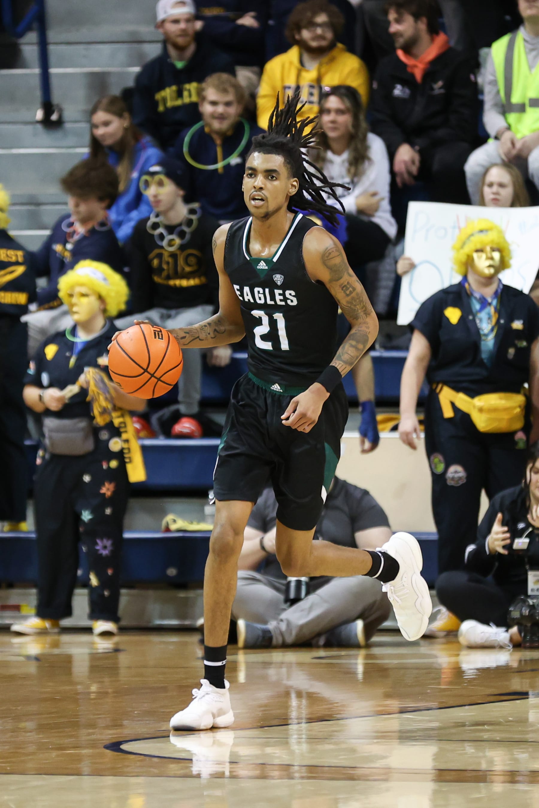 TOLEDO, OH - JANUARY 24:  Eastern Michigan Eagles guard Emoni Bates (21) brings the ball up court during a Mid-American Conference regular season college basketball game between the Eastern Michigan Eagles and the Toledo Rockets on January 24, 2023 at Savage Arena in Toledo, Ohio.  Photo by Scott W. Grau/Icon Sportswire via Getty Images)