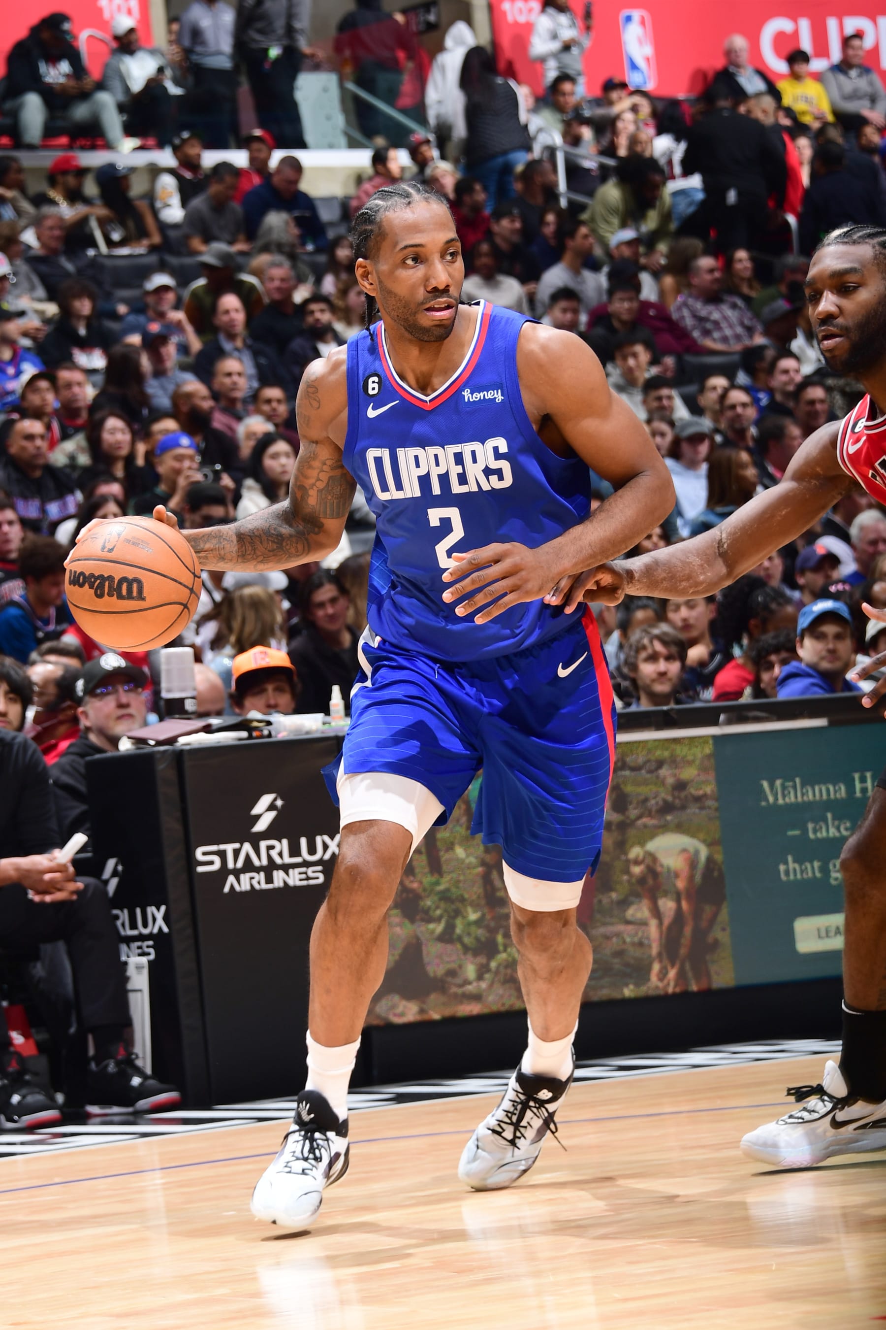 LOS ANGELES, CA - MARCH 27: Kawhi Leonard #2 of the LA Clippers moves the ball during the game against the Chicago Bulls on March 27, 2023 at Crypto.Com Arena in Los Angeles, California. NOTE TO USER: User expressly acknowledges and agrees that, by downloading and/or using this Photograph, user is consenting to the terms and conditions of the Getty Images License Agreement. Mandatory Copyright Notice: Copyright 2023 NBAE (Photo by Adam Pantozzi/NBAE via Getty Images)