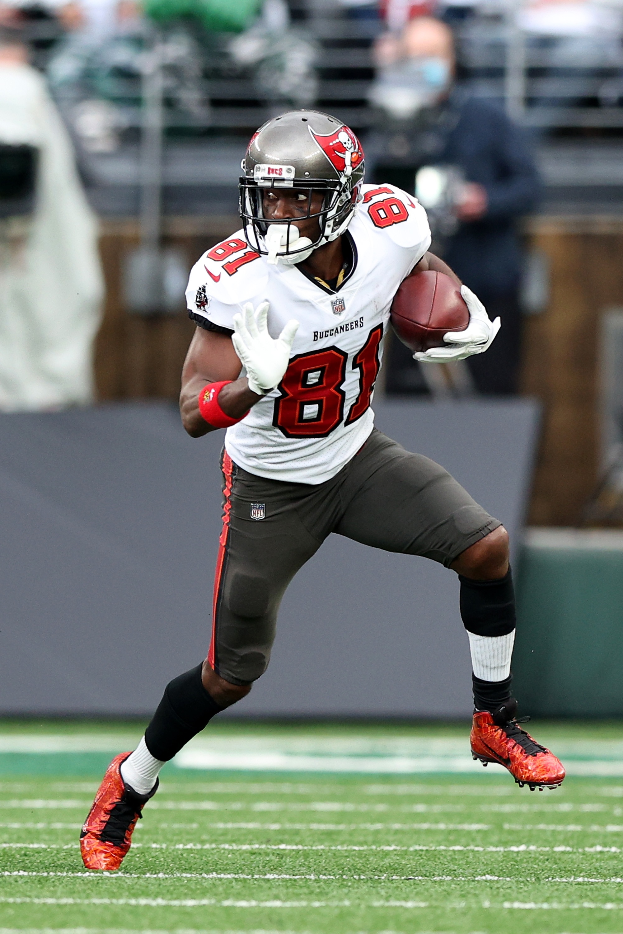 EAST RUTHERFORD, NEW JERSEY - JANUARY 02:  Antonio Brown #81 of the Tampa Bay Buccaneers carries the ball against the defense of the New York Jets in the third quarter of the game at MetLife Stadium on January 02, 2022 in East Rutherford, New Jersey. (Photo by Elsa/Getty Images)