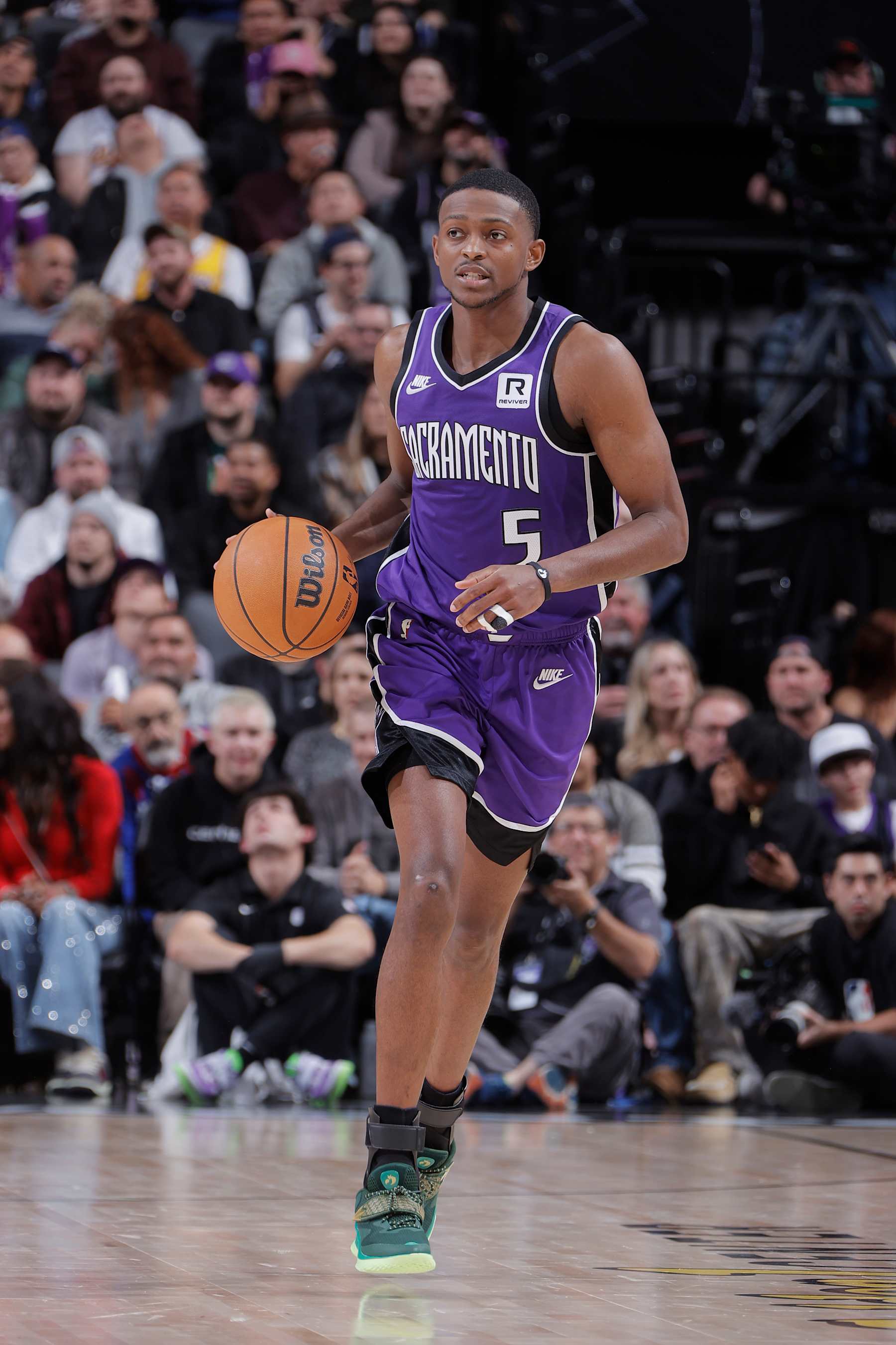SACRAMENTO, CA - DECEMBER 19: De'Aaron Fox #5 of the Sacramento Kings dribbles the ball during the game against the Los Angeles Lakers on December 19, 2024 at Golden 1 Center in Sacramento, California. NOTE TO USER: User expressly acknowledges and agrees that, by downloading and or using this Photograph, user is consenting to the terms and conditions of the Getty Images License Agreement. Mandatory Copyright Notice: Copyright 2024 NBAE (Photo by Rocky Widner/NBAE via Getty Images)