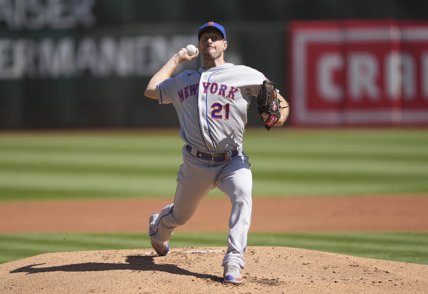 OAKLAND, CALIFORNIA - SEPTEMBER 25: Max Scherzer #21 of the New York Mets pitches against the Oakland Athletics in the bottom of the first inning at RingCentral Coliseum on September 25, 2022 in Oakland, California. (Photo by Thearon W. Henderson/Getty Images)