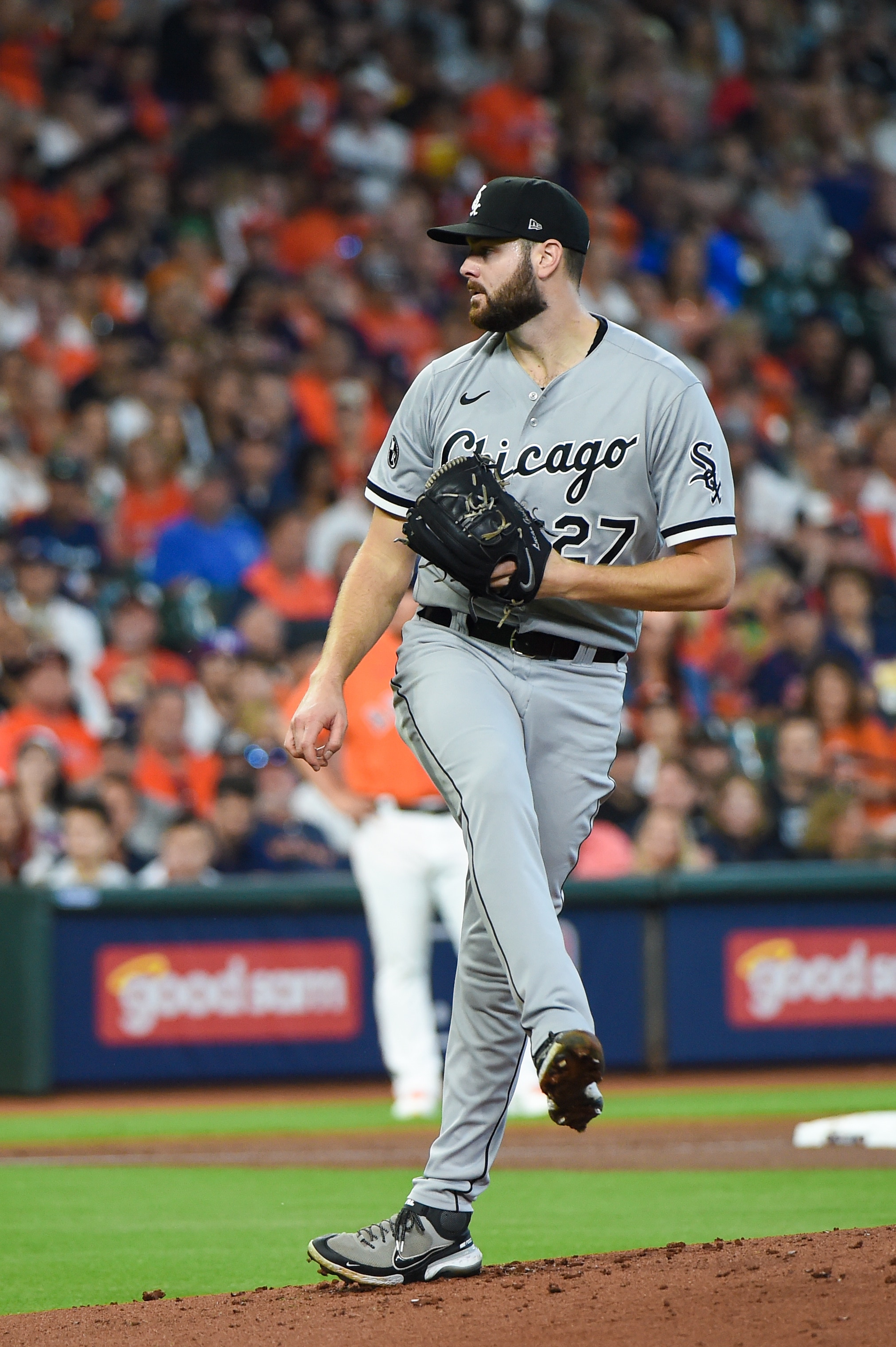 HOUSTON, TX - OCTOBER 08: Chicago White Sox starting pitcher Lucas Giolito (27) delivers a pitch during the baseball game between the Chicago White Sox and Houston Astros at Minute Maid Park on October 8, 2021 in Houston, Texas. (Photo by Ken Murray/Icon Sportswire via Getty Images)