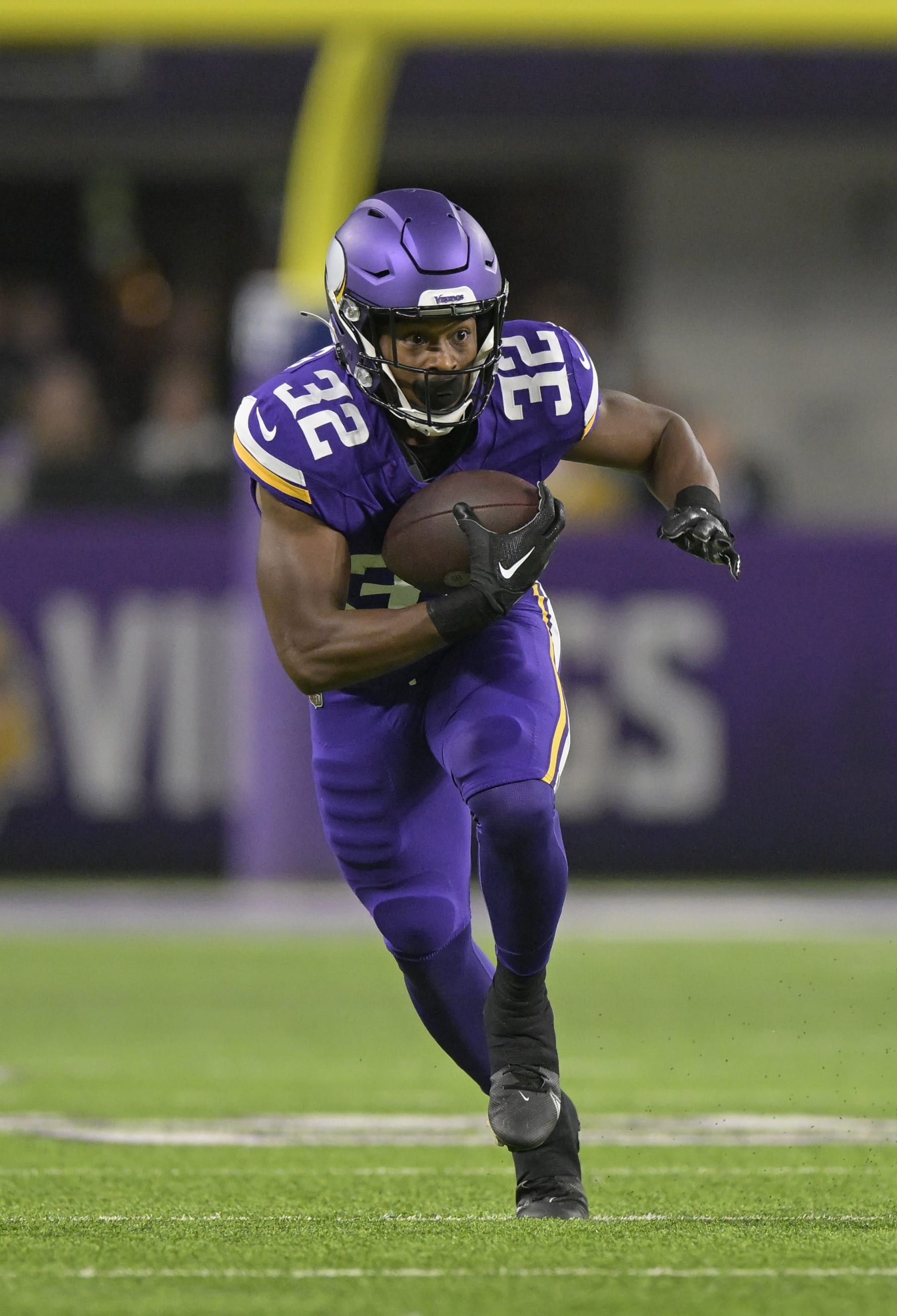 MINNEAPOLIS, MN - OCTOBER 23: Minnesota Vikings running back Ty Chandler (32) runs with the ball during an NFL game between the Minnesota Vikings and San Francisco 49ers on October 23, 2023, at U.S. Bank Stadium in Minneapolis, MN.(Photo by Nick Wosika/Icon Sportswire via Getty Images)