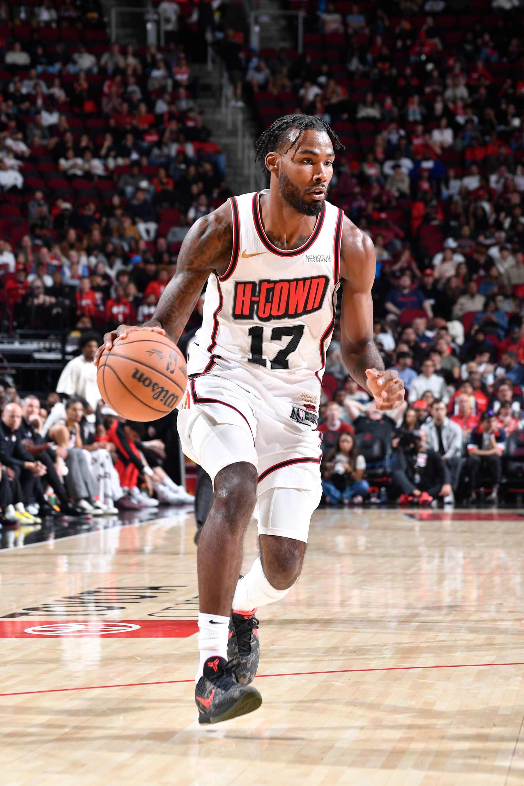 HOUSTON, TX -NOVEMBER 23:  Tari Eason #17 of the Houston Rockets drives to the basket during the game against the Portland Trail Blazers on November 23, 2024 at the Toyota Center in Houston, Texas. NOTE TO USER: User expressly acknowledges and agrees that, by downloading and or using this photograph, User is consenting to the terms and conditions of the Getty Images License Agreement. Mandatory Copyright Notice: Copyright 2024 NBAE (Photo by Logan Riely/NBAE via Getty Images)