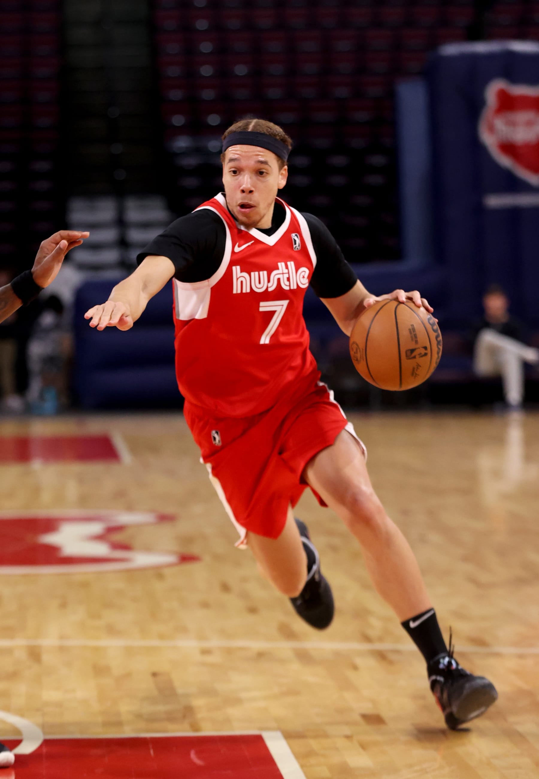 SOUTHAVEN, MS - NOVEMBER 28: Jason Preston #7 of the Memphis Hustle dribbles the ball against the Austin Spurs during an NBA G-League game on November 28, 2023 at Landers Center in Southaven, Mississippi.  NOTE TO USER: User expressly acknowledges and agrees that, by downloading and or using this photograph, User is consenting to the terms and conditions of the Getty Images License Agreement. Mandatory Copyright Notice: Copyright 2023 NBAE (Photo by Joe Murphy/NBAE via Getty Images)