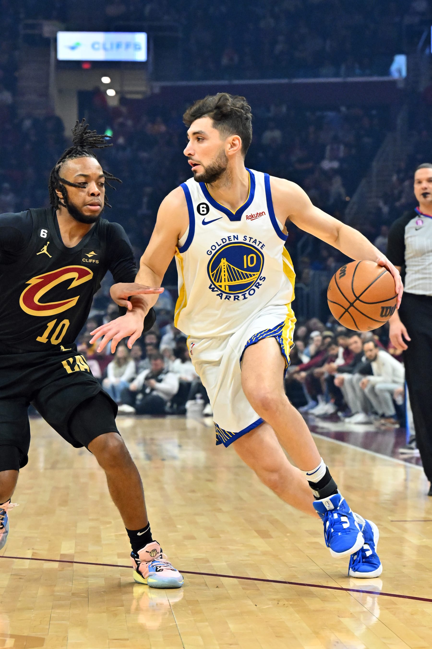 CLEVELAND, OHIO - JANUARY 20: Ty Jerome #10 of the Golden State Warriors drives to the basket around Darius Garland #10 of the Cleveland Cavaliers during the first quarter at Rocket Mortgage Fieldhouse on January 20, 2023 in Cleveland, Ohio. NOTE TO USER: User expressly acknowledges and agrees that, by downloading and or using this photograph, User is consenting to the terms and conditions of the Getty Images License Agreement. (Photo by Jason Miller/Getty Images)