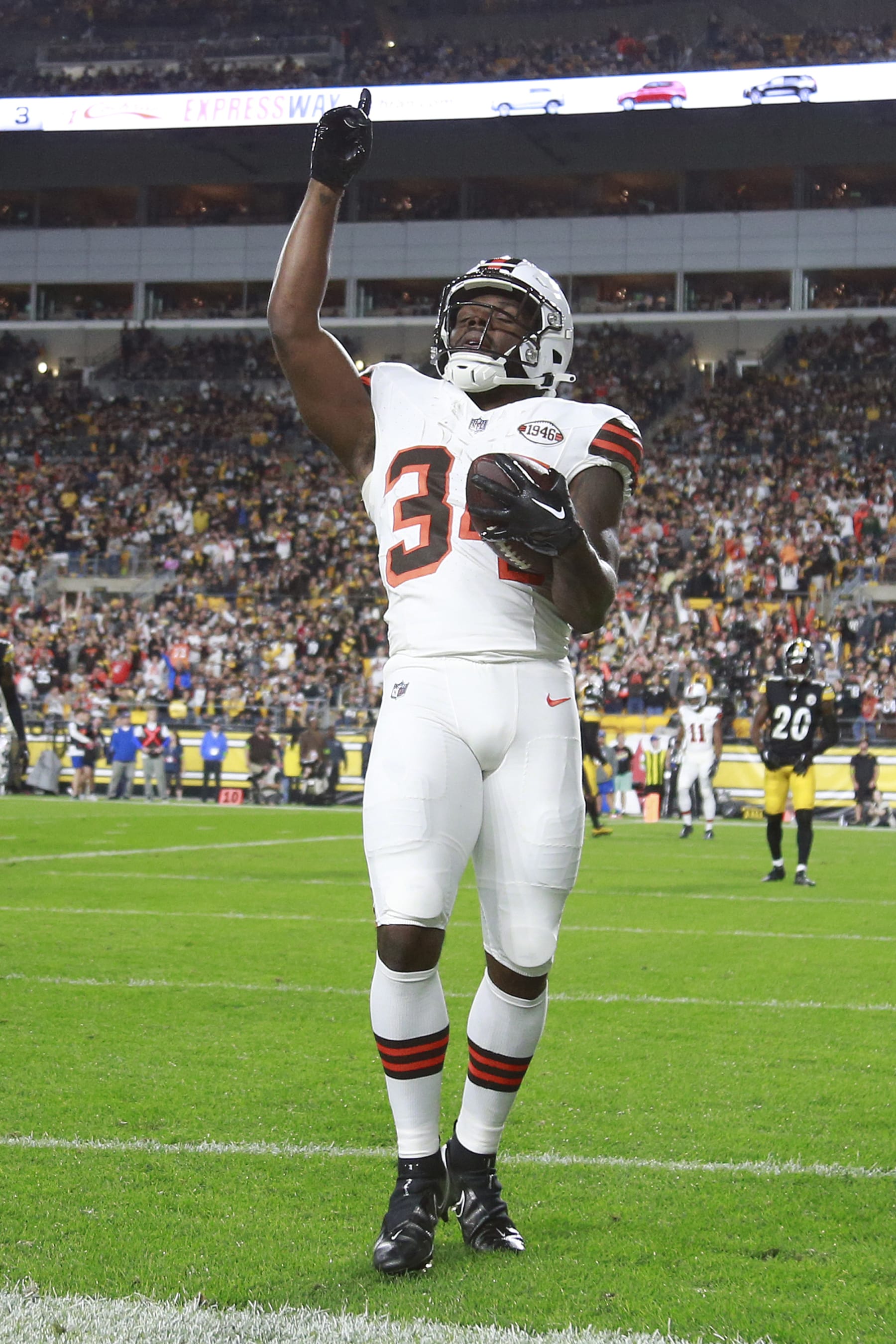PITTSBURGH, PENNSYLVANIA - SEPTEMBER 18:  Jerome Ford #34 of the Cleveland Browns celebrates after scoring a touchdown reception against the Pittsburgh Steelers during the second quarter at Acrisure Stadium on September 18, 2023 in Pittsburgh, Pennsylvania. (Photo by Justin K. Aller/Getty Images)