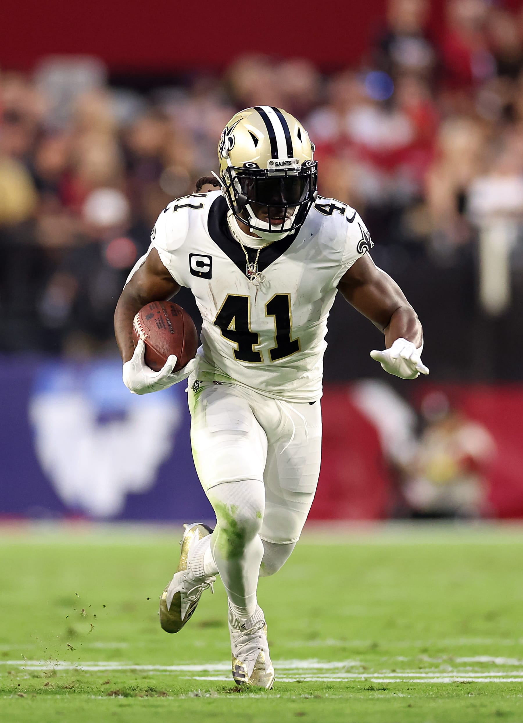 GLENDALE, ARIZONA - OCTOBER 20:  Alvin Kamara #41 of the New Orleans Saints carries the ball during the 1st quarter of the game against the Arizona Cardinals at State Farm Stadium on October 20, 2022 in Glendale, Arizona. (Photo by Christian Petersen/Getty Images)