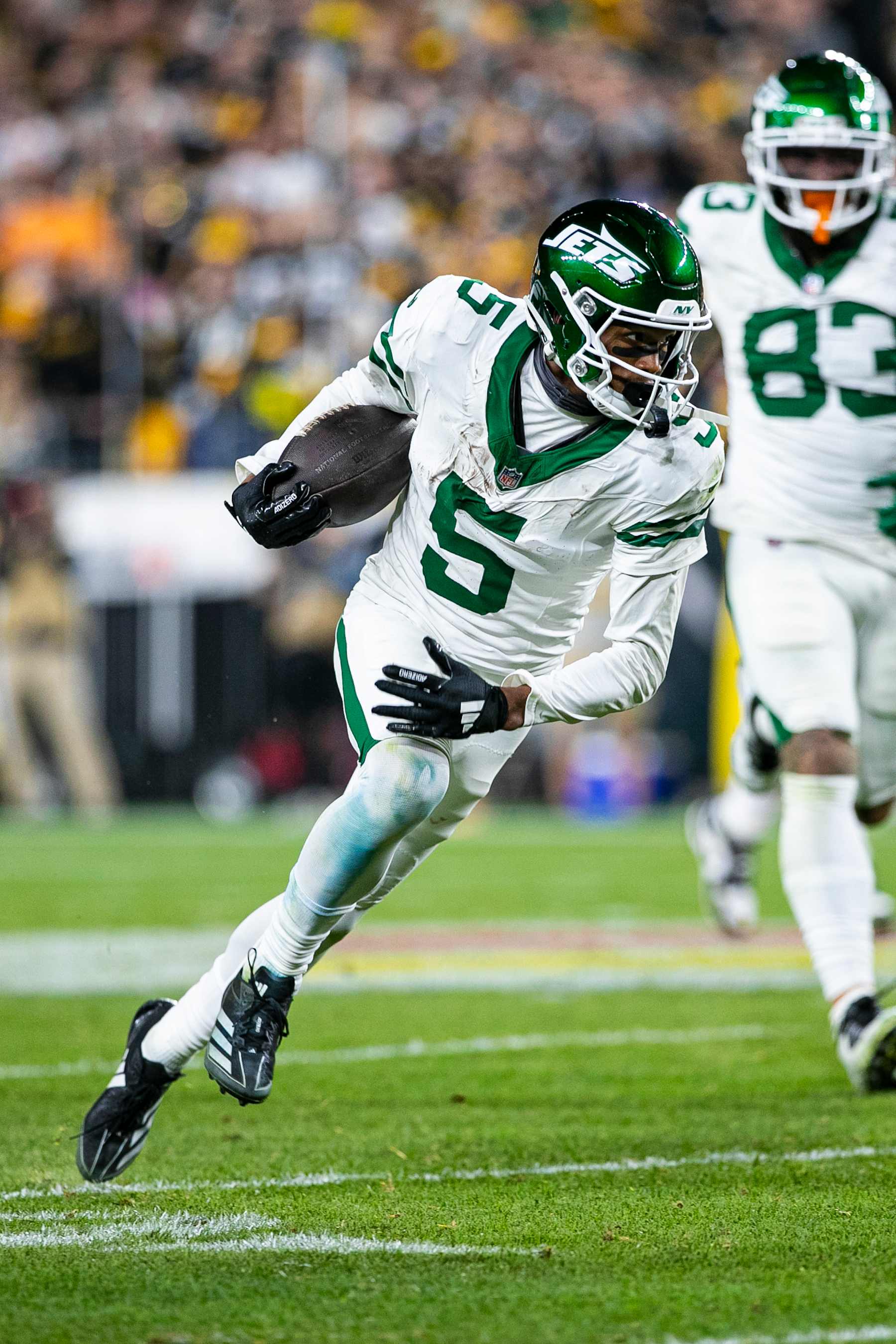 PITTSBURGH, PA - OCTOBER 20: New York Jets wide receiver Garrett Wilson (5) runs with the ball during the regular season NFL football game between the New York Jets and Pittsburgh Steelers on October 20, 2024 at Acrisure Stadium in Pittsburgh, PA. (Photo by Mark Alberti/Icon Sportswire via Getty Images)