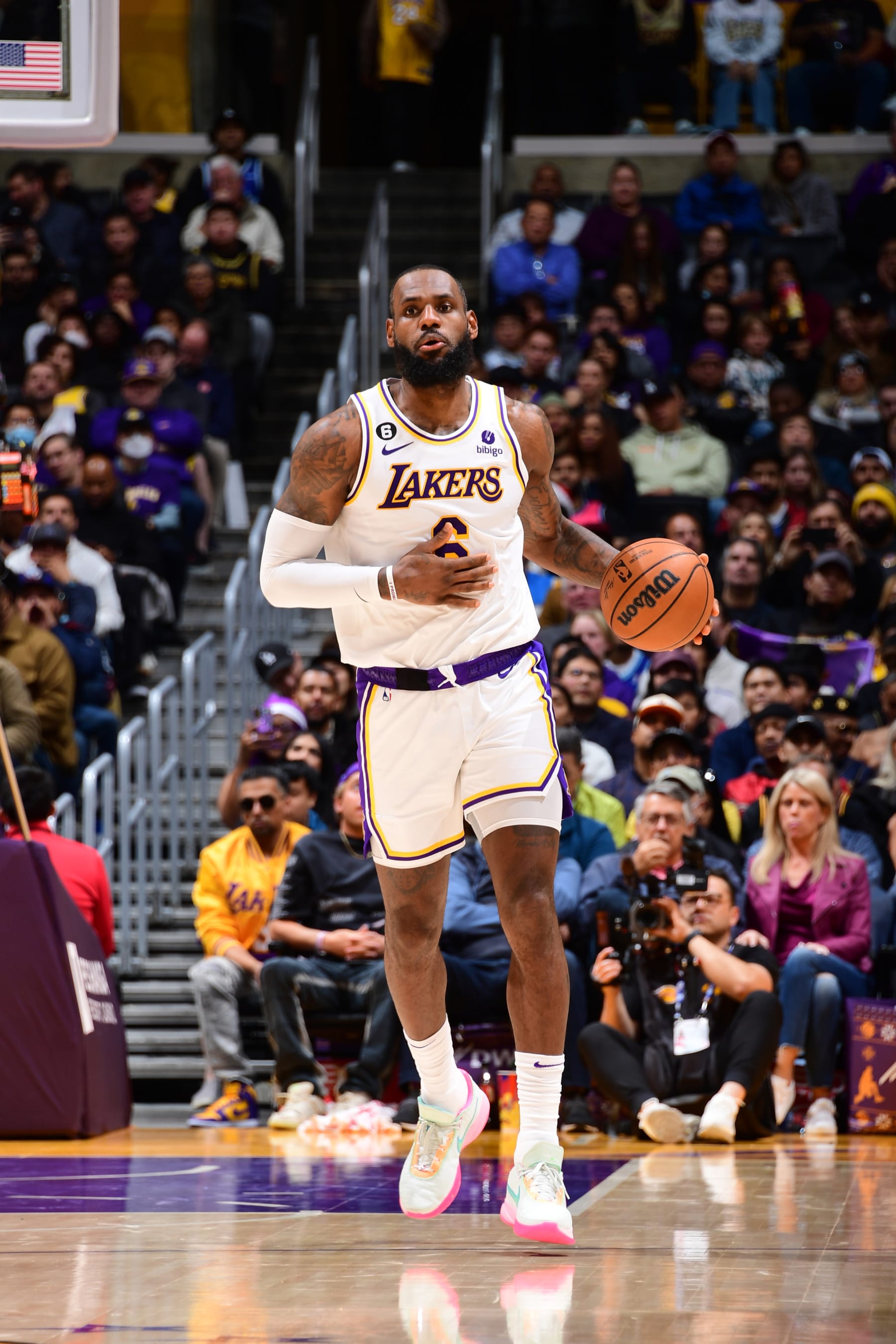 LOS ANGELES, CA - DECEMBER 18: LeBron James #6 of the Los Angeles Lakers moves the ball during the game against the Washington Wizards on December 18, 2022 at Crypto.Com Arena in Los Angeles, California. NOTE TO USER: User expressly acknowledges and agrees that, by downloading and/or using this Photograph, user is consenting to the terms and conditions of the Getty Images License Agreement. Mandatory Copyright Notice: Copyright 2022 NBAE (Photo by Adam Pantozzi/NBAE via Getty Images)