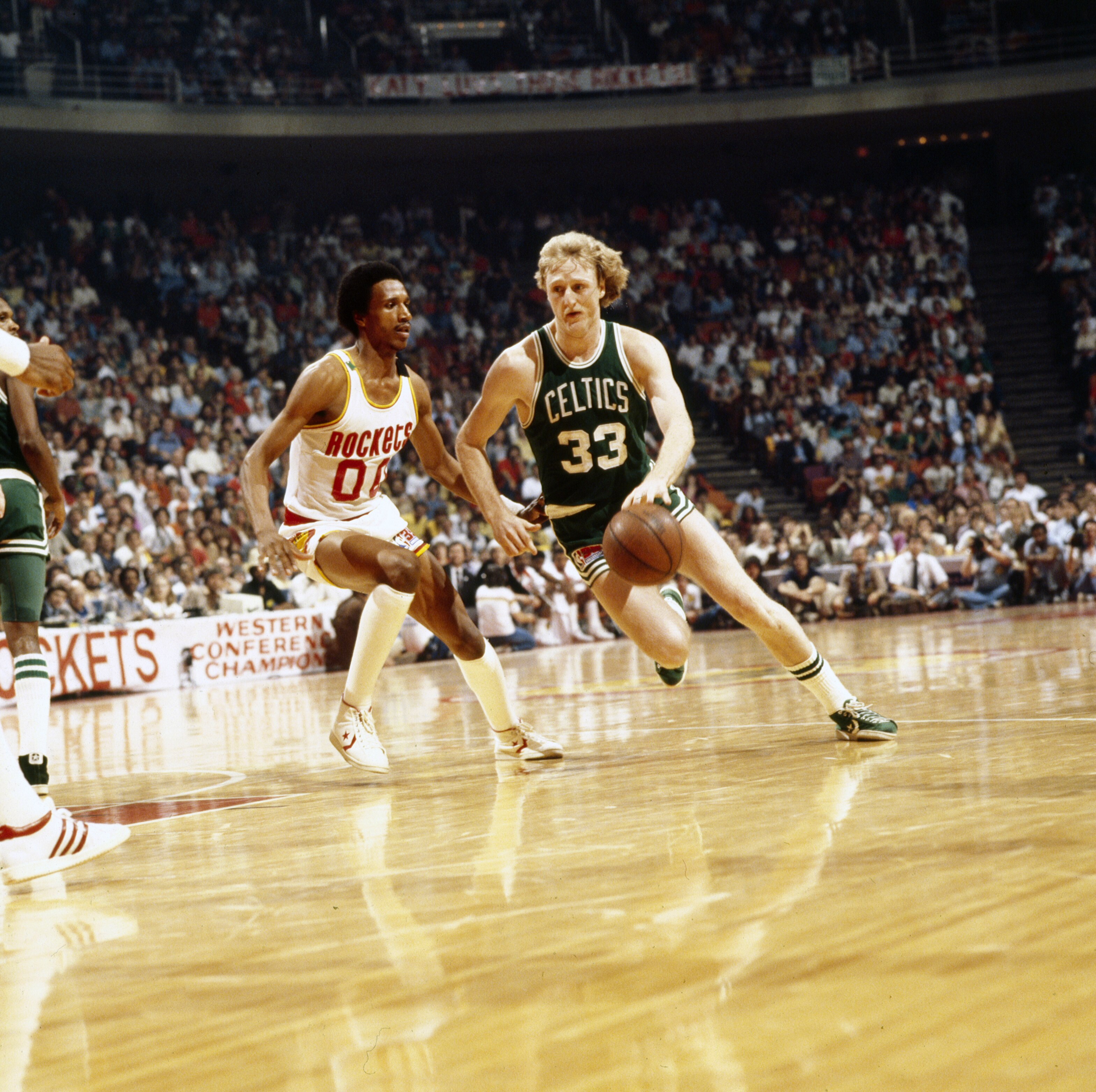 Basketball: NBA Finals: Boston Celtics Larry Bird (33) in action vs Houston Rockets Calvin Garrett (00) at The Summit. Game 6.
Houston, TX 5/14/1981
CREDIT: Andy Hayt (Photo by Andy Hayt /Sports Illustrated via Getty Images)
(Set Number: X25583 )
