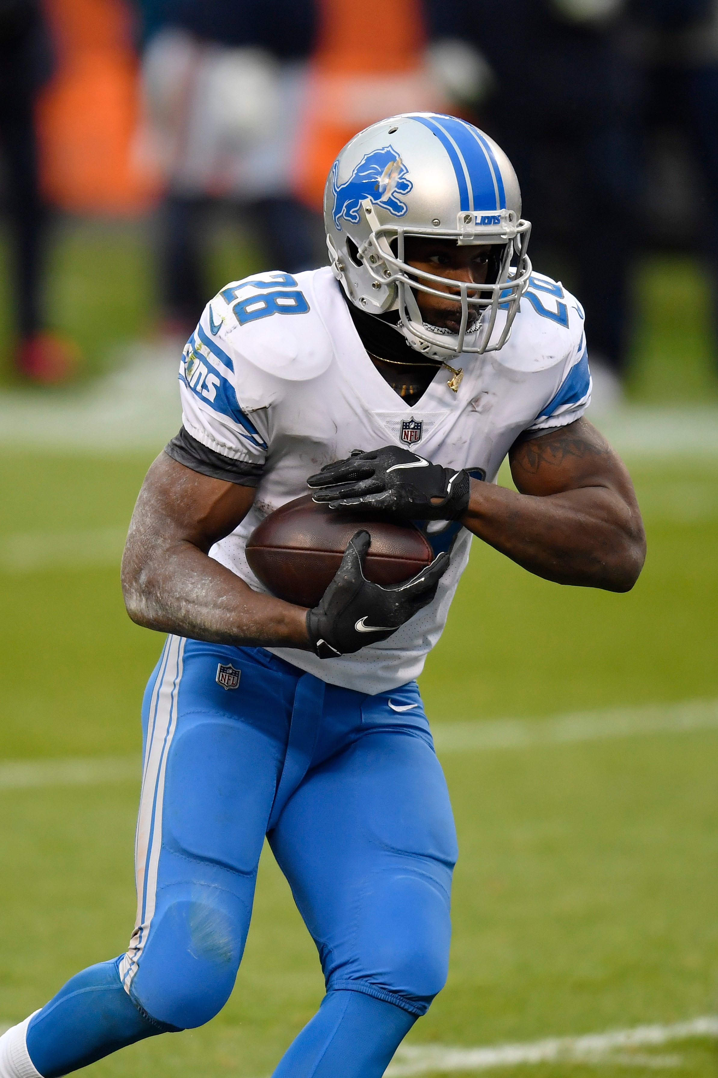 CHICAGO, ILLINOIS - DECEMBER 06: Adrian Peterson #28 of the Detroit Lions runs against the Chicago Bears at Soldier Field on December 06, 2020 in Chicago, Illinois. (Photo by Quinn Harris/Getty Images)