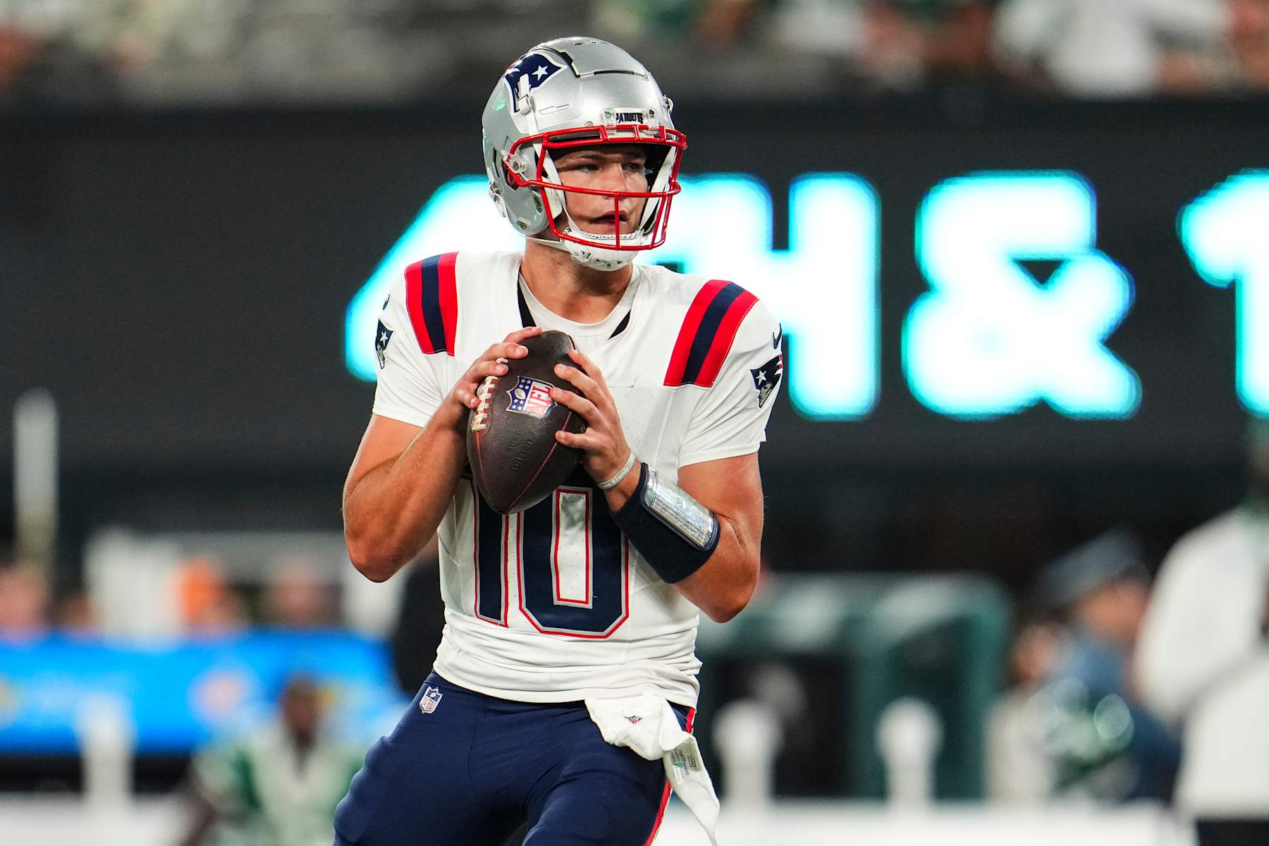EAST RUTHERFORD, NJ - SEPTEMBER 19: Drake Maye #10 of the New England Patriots drops back to pass during an NFL football game against the New York Jets at MetLife Stadium on September 19, 2024 in East Rutherford, New Jersey. (Photo by Cooper Neill/Getty Images)