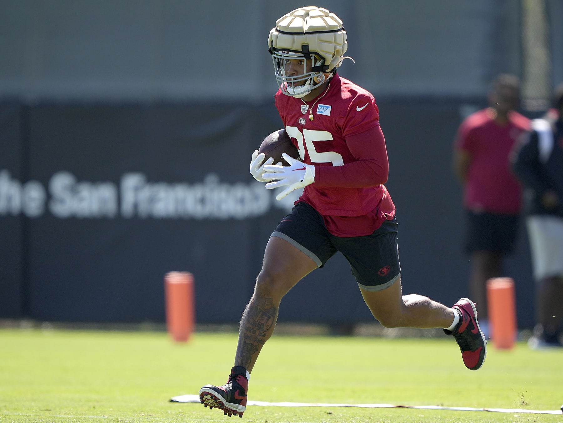 SANTA CLARA, CALIFORNIA - JULY 27: Elijah Mitchell #25 of the San Francisco 49ers works out during training camp at SAP Performance Facility on July 27, 2023 in Santa Clara, California. (Photo by Thearon W. Henderson/Getty Images)
